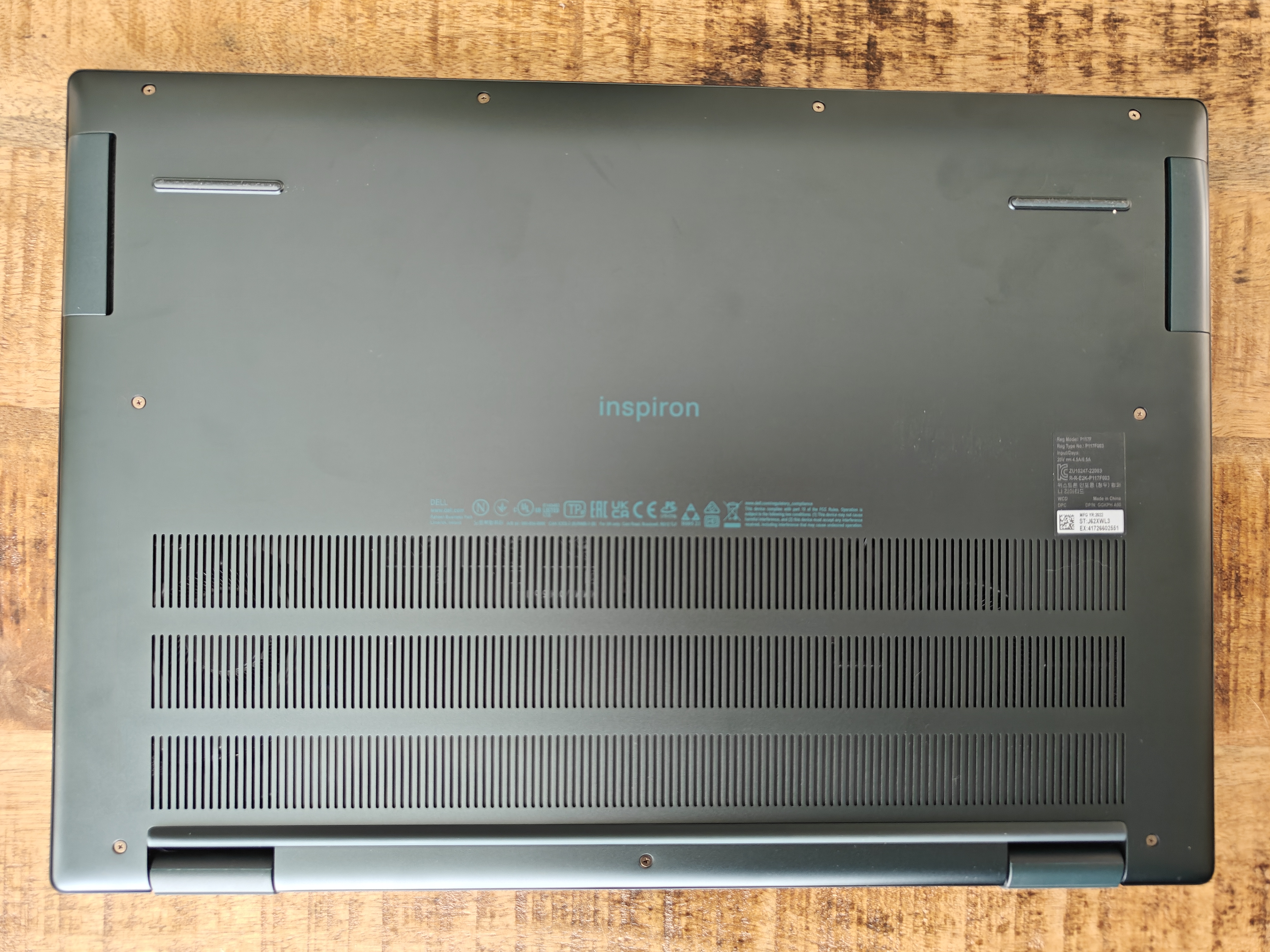 Dell Inspirion 16 Plus 7620 Test: Die Unterseite.