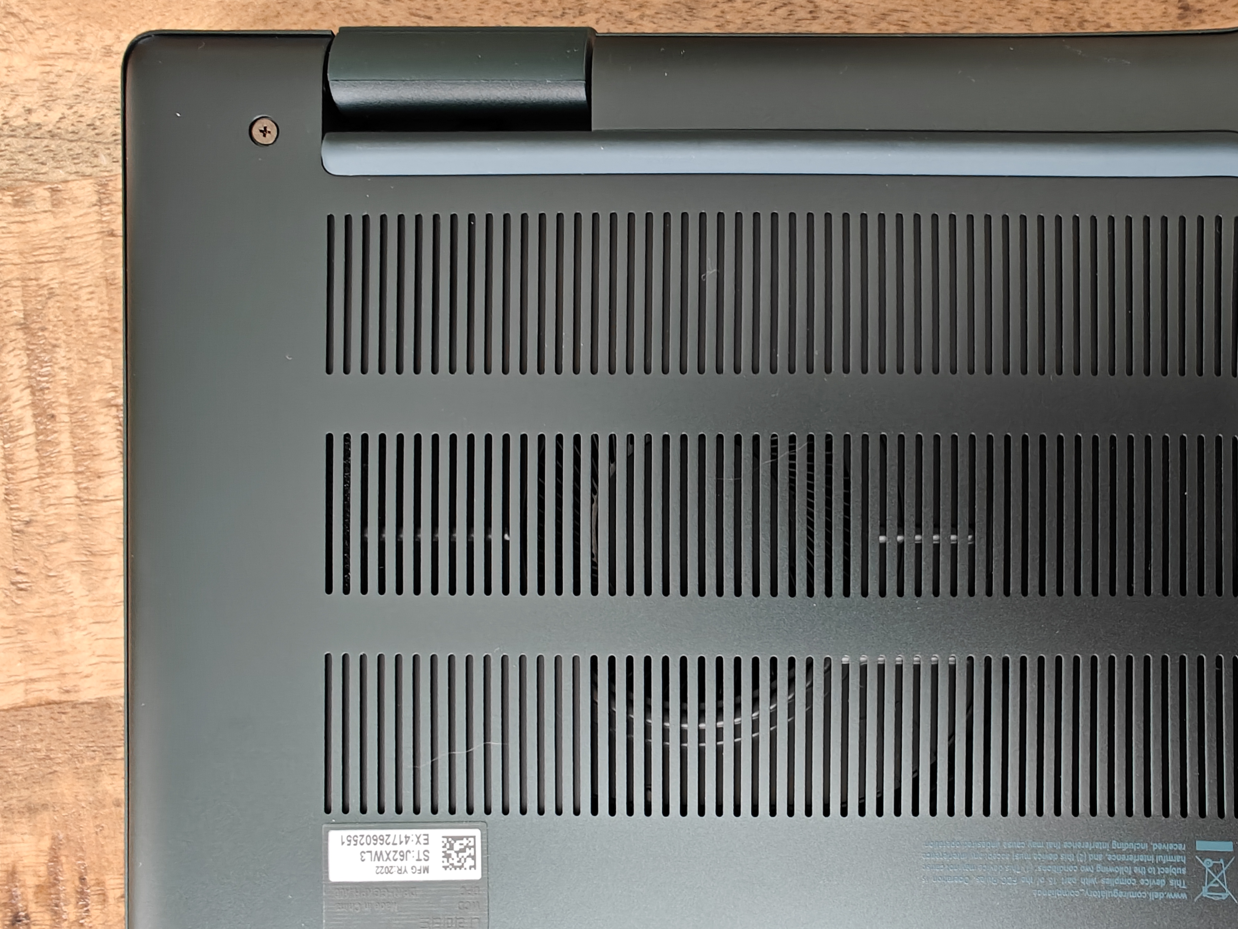 Dell Inspirion 16 Plus 7620 Test: Lüfter auf der Unterseite als auch die Lautsprecher.