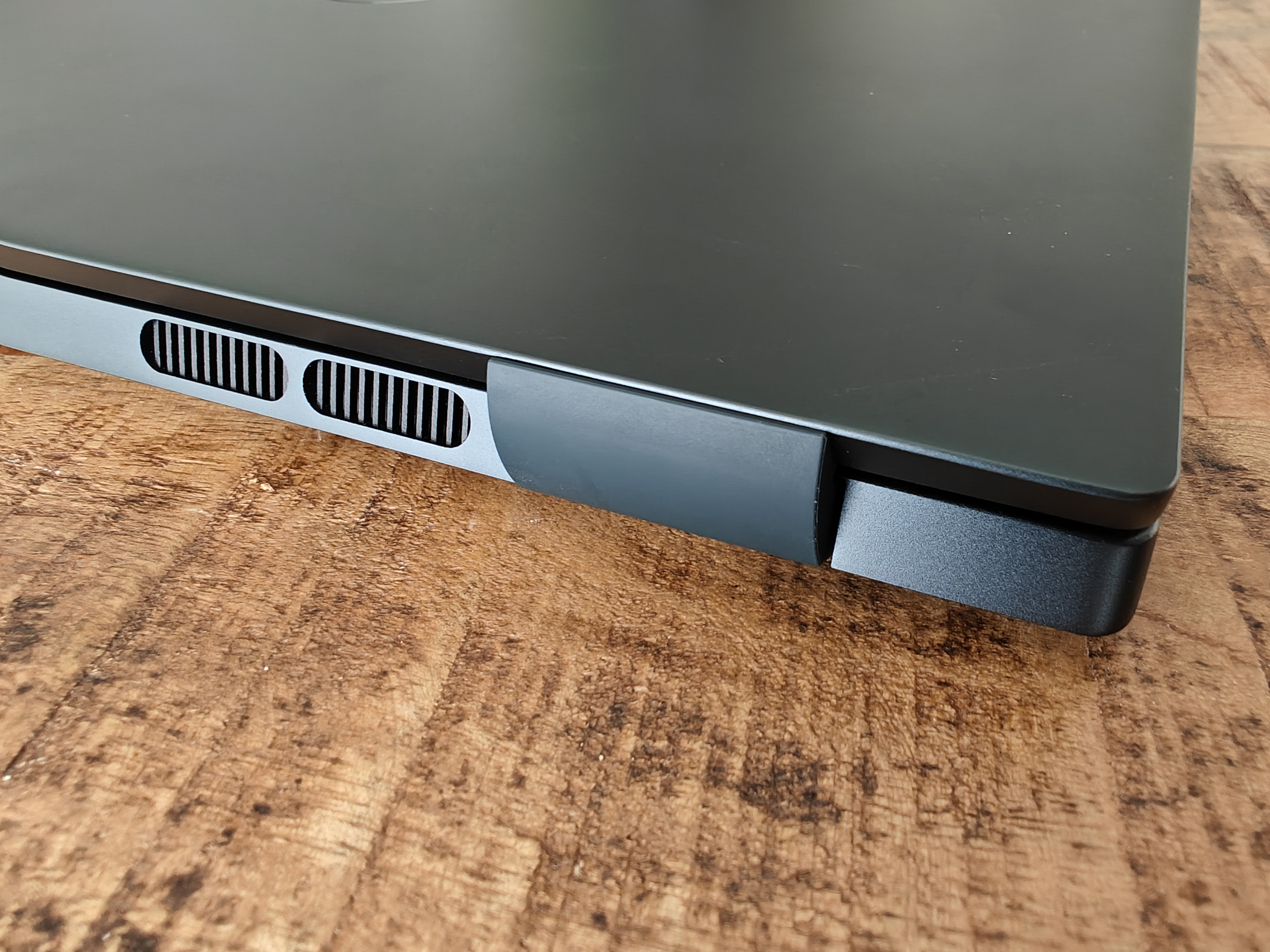 Dell Inspirion 16 Plus 7620 Test: Scharnier von hinten.