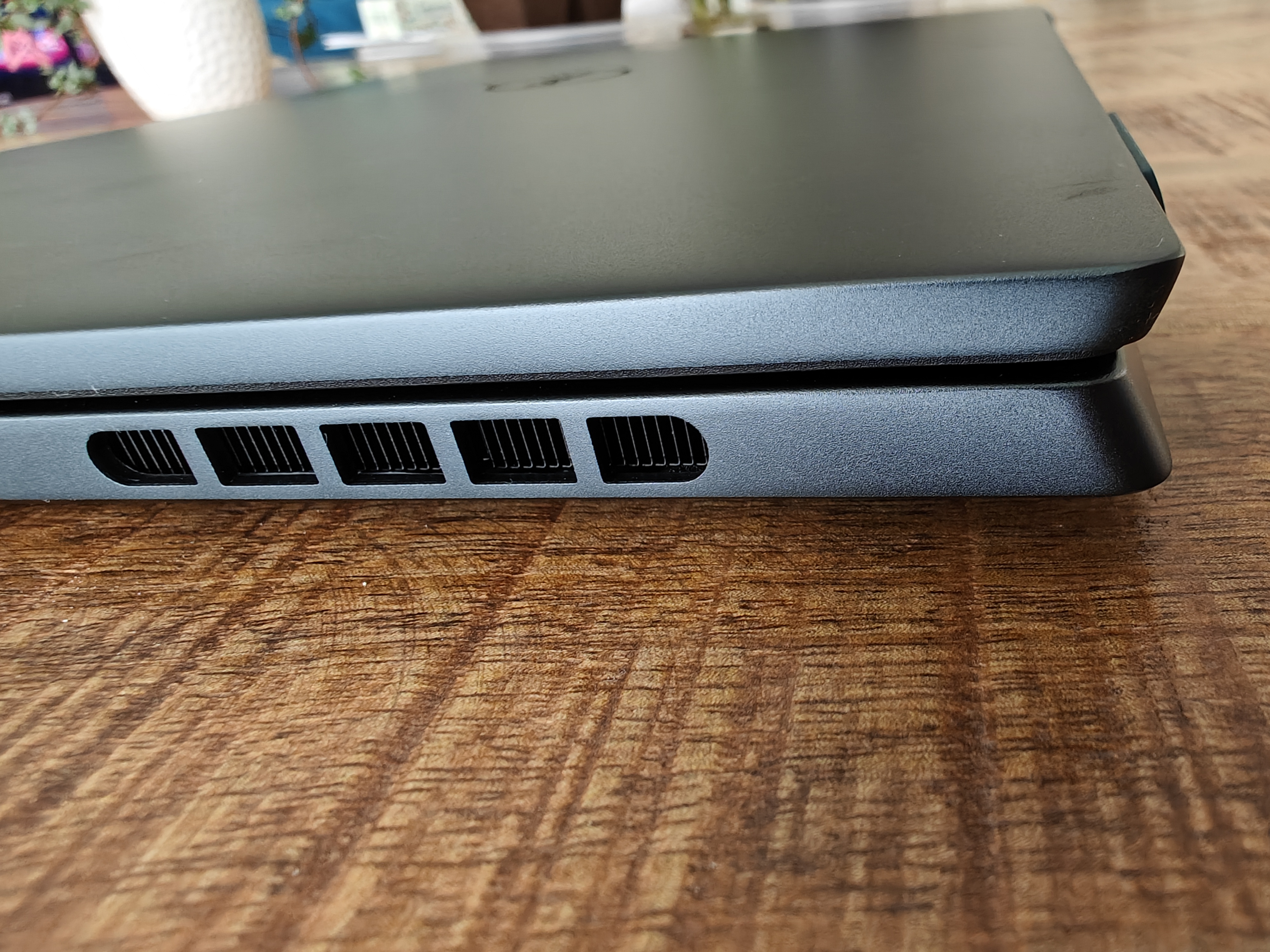 Dell Inspirion 16 Plus 7620 Test: Lüfter an der Seite.