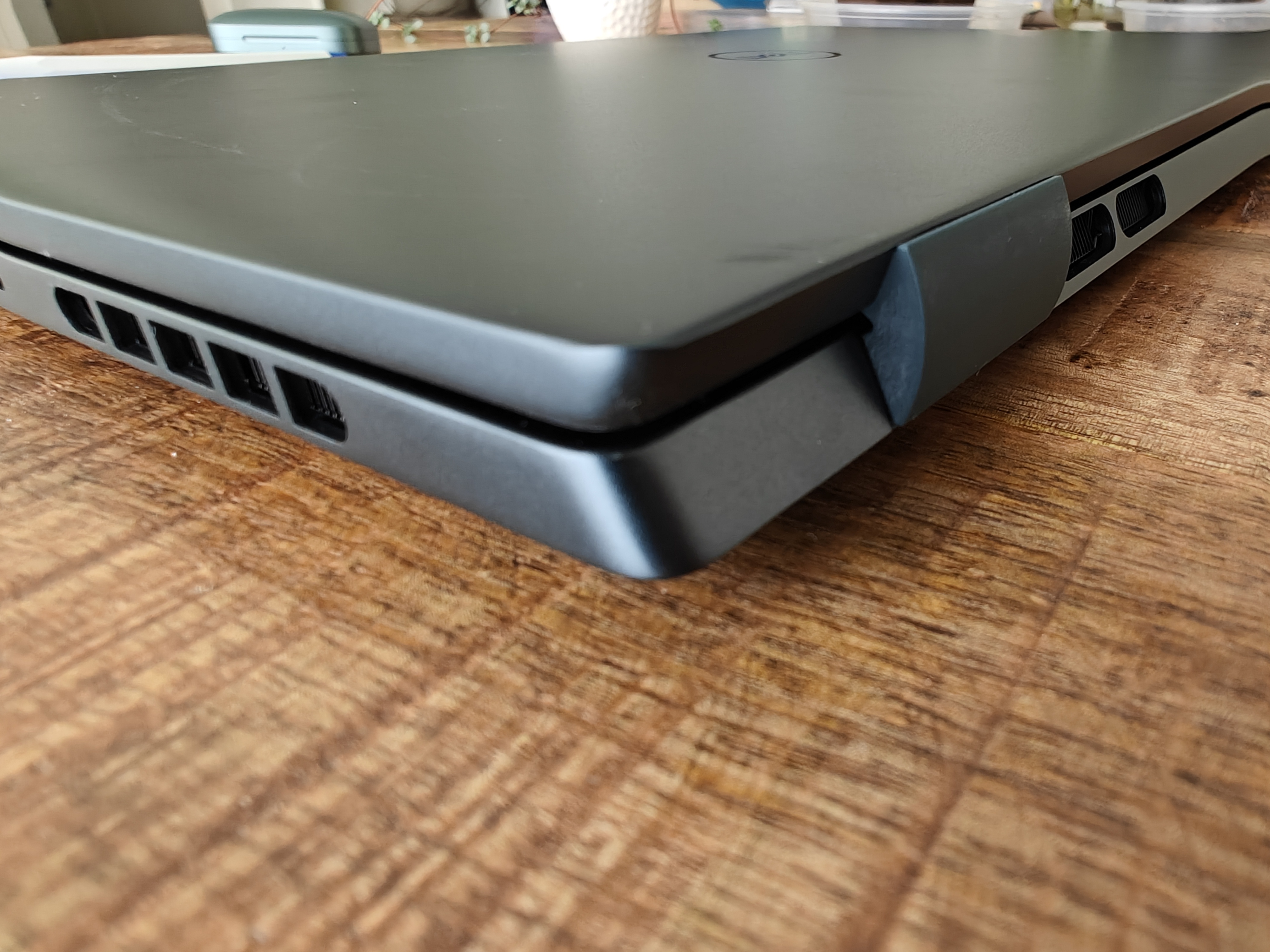 Dell Inspirion 16 Plus 7620 Test: Scharnier sieht futuristisch aus.