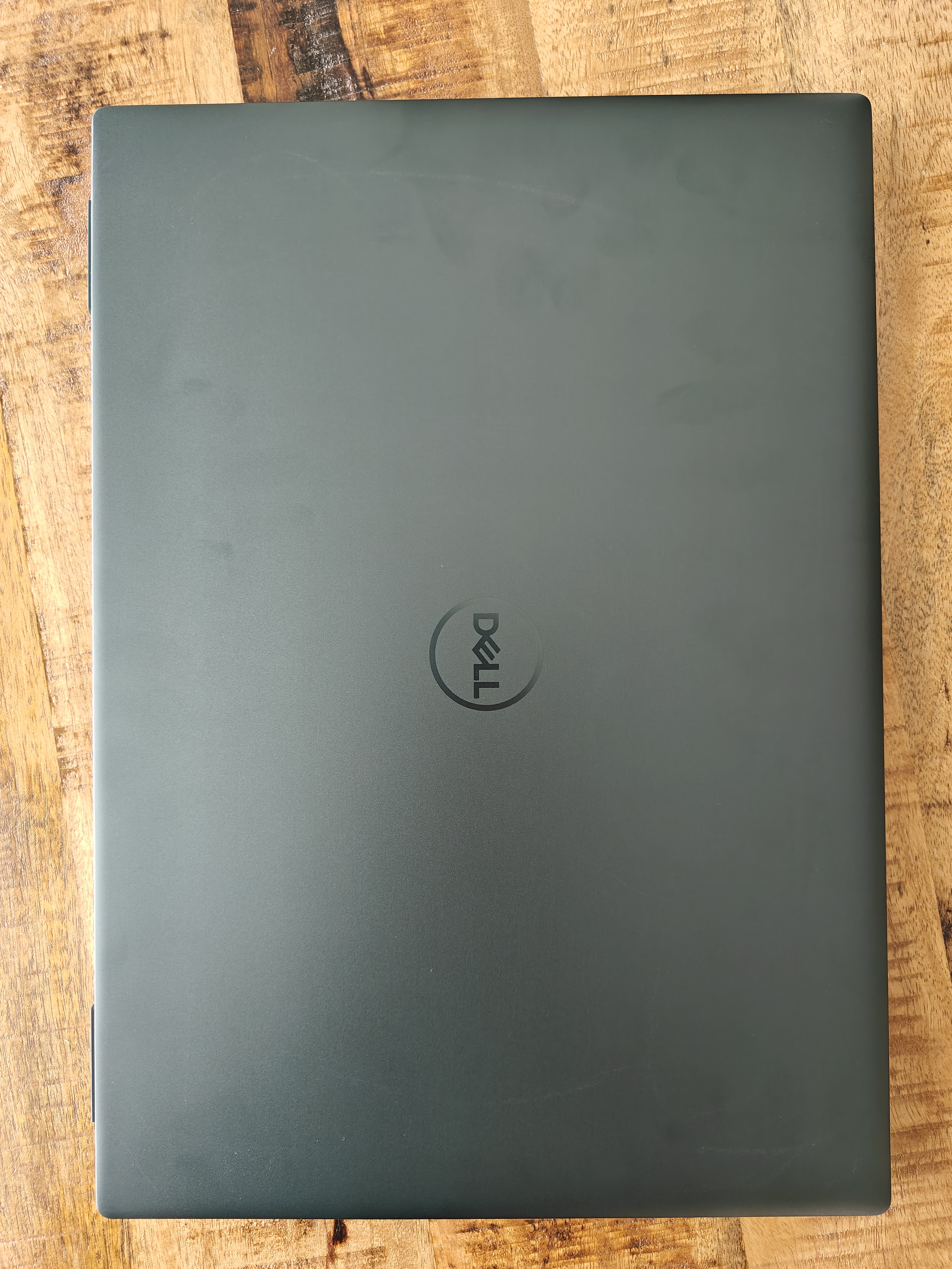 Dell Inspirion 16 Plus 7620 Test: Aussehen und Farbe.