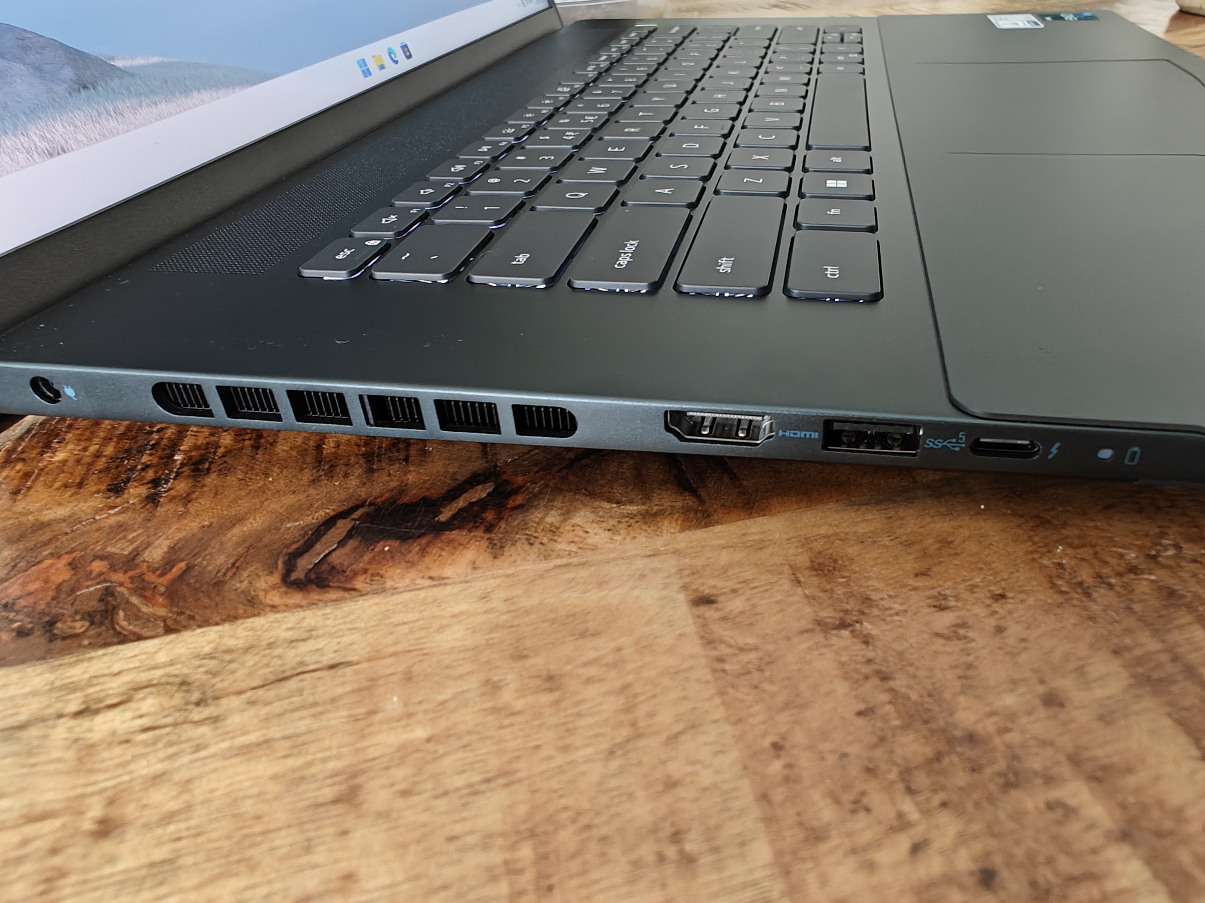 Dell Inspirion 16 Plus 7620 Test: Anschlüsse Links.