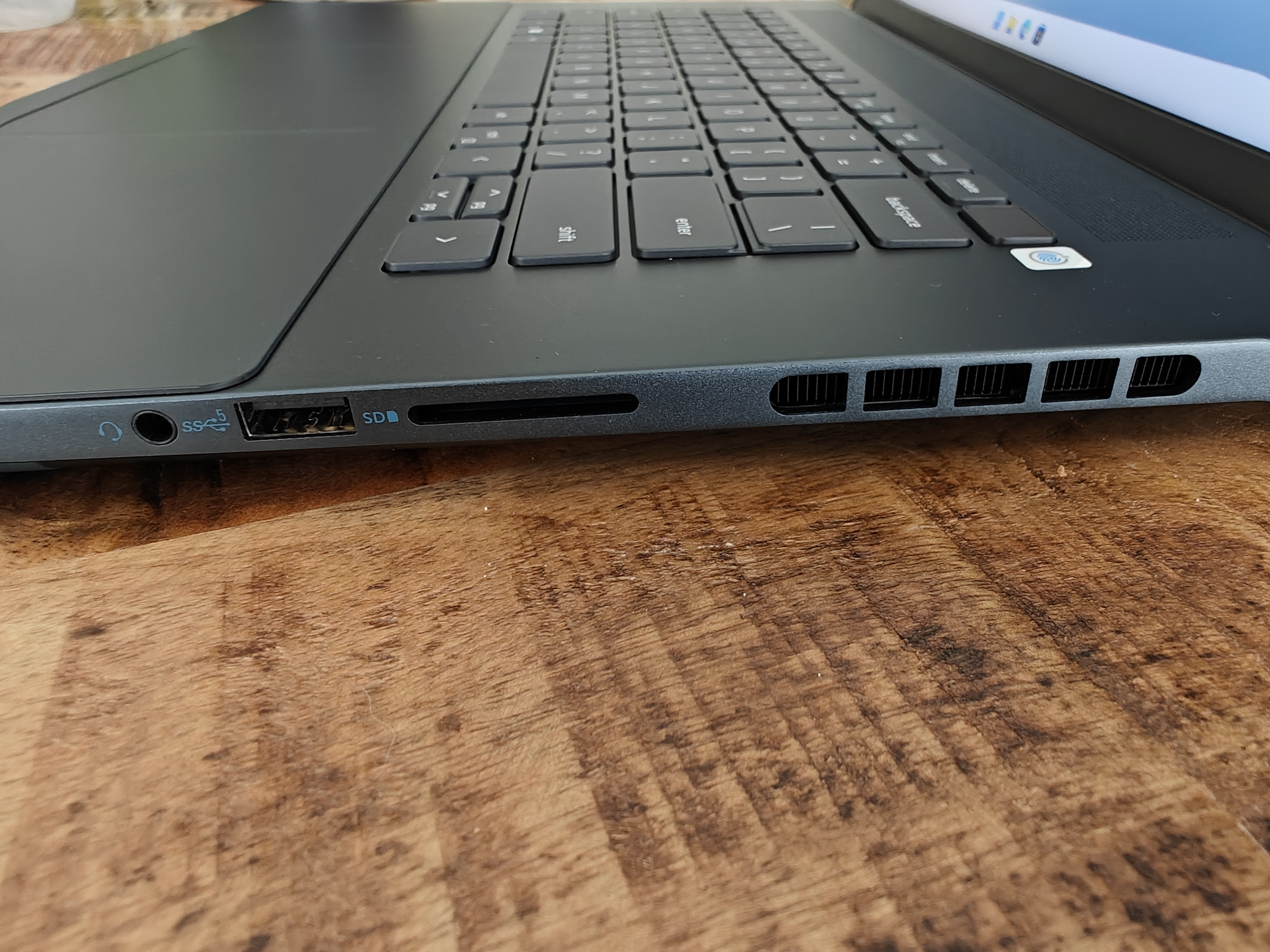 Dell Inspirion 16 Plus 7620 Test: Anschlüsse rechts.