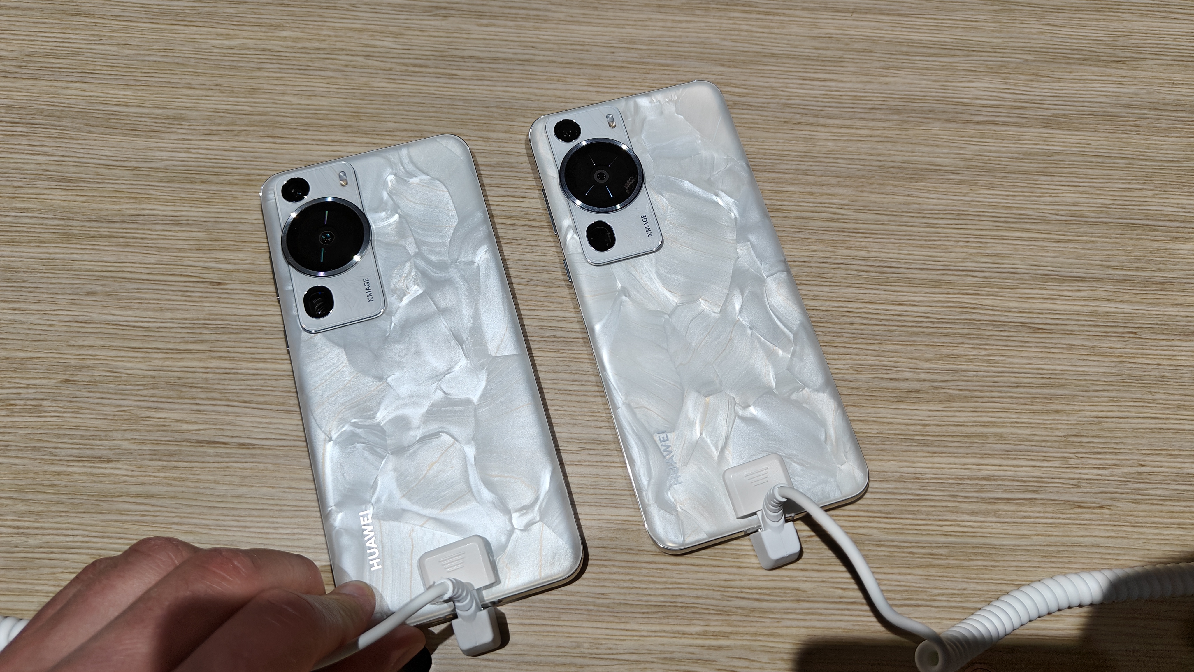 Huawei P60 Pro in der Farbe Rococo Pearl.