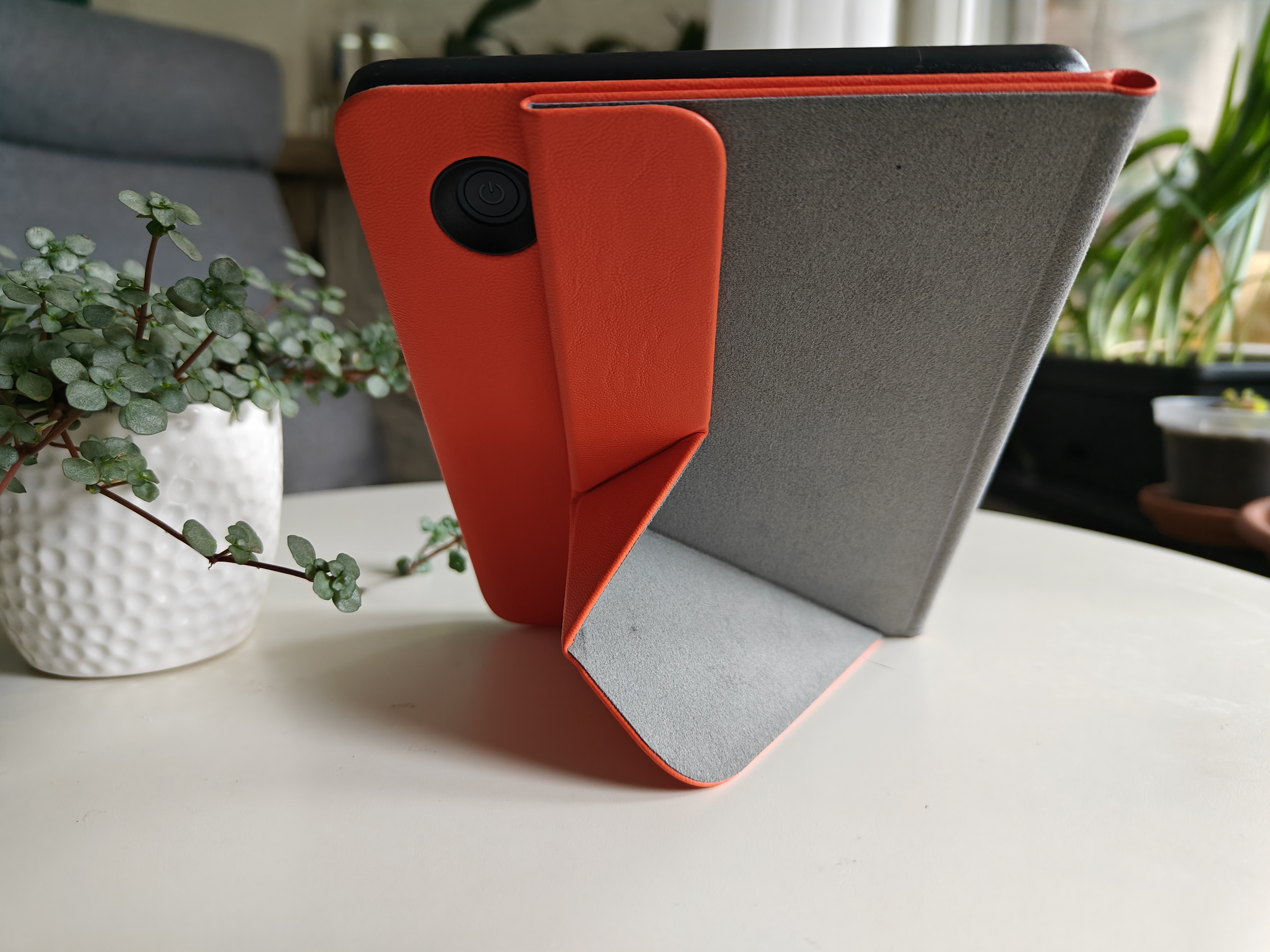 Rakuten Kobo Clara 2E mit orangem Case mit integriertem Ständer.