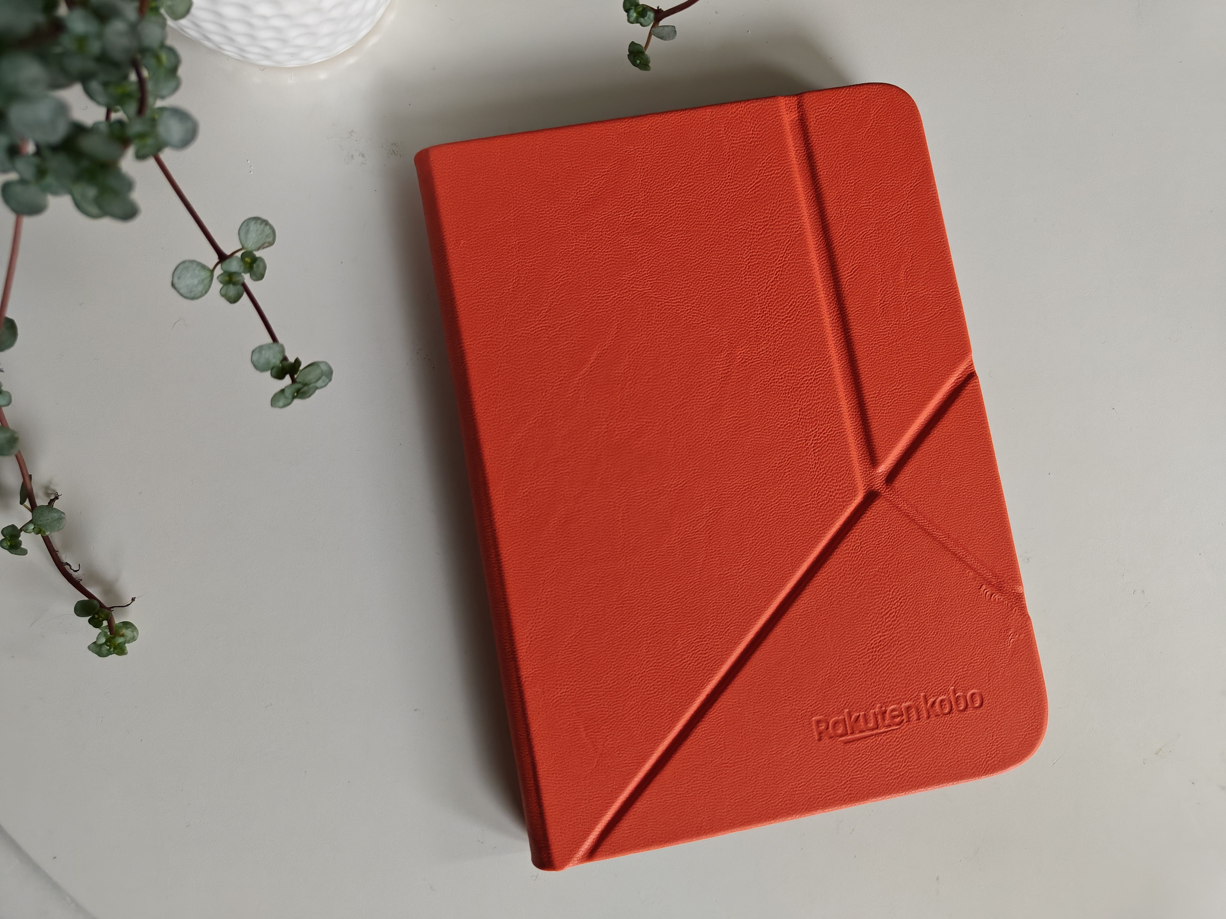 Rakuten Kobo Clara 2E mit orangem Flip-Case.