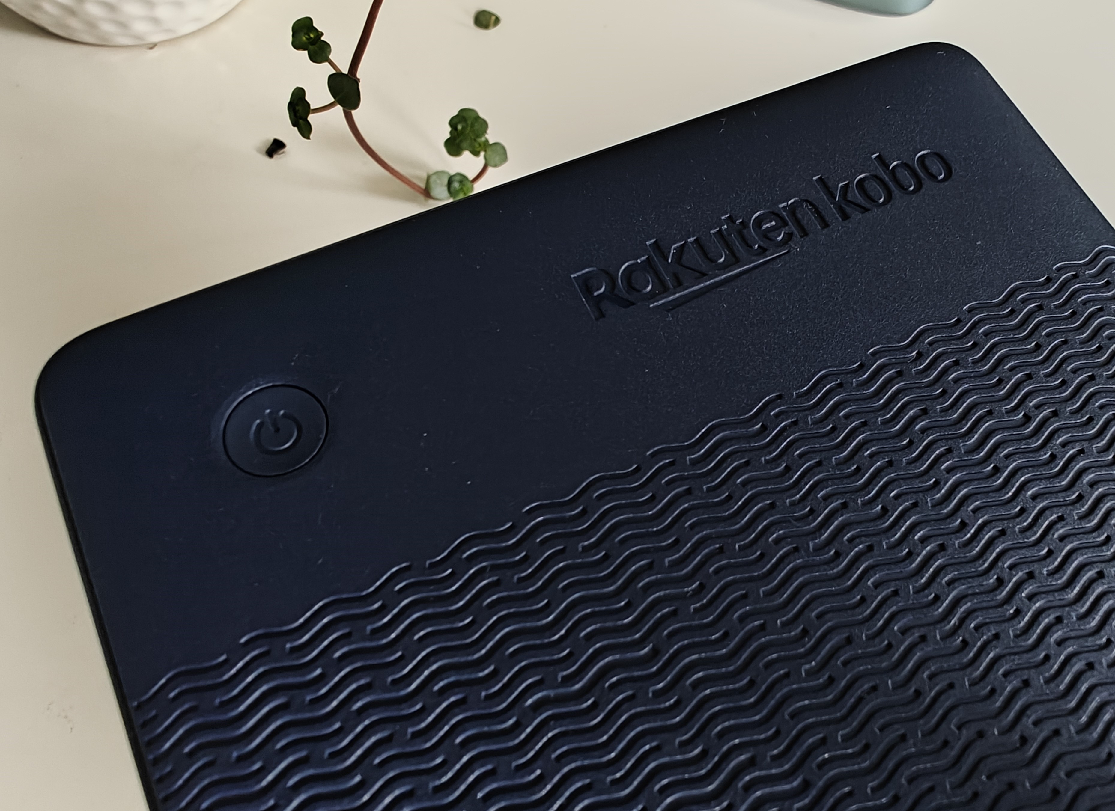 Rakuten Kobo Clara 2E: Einschaltknopf.