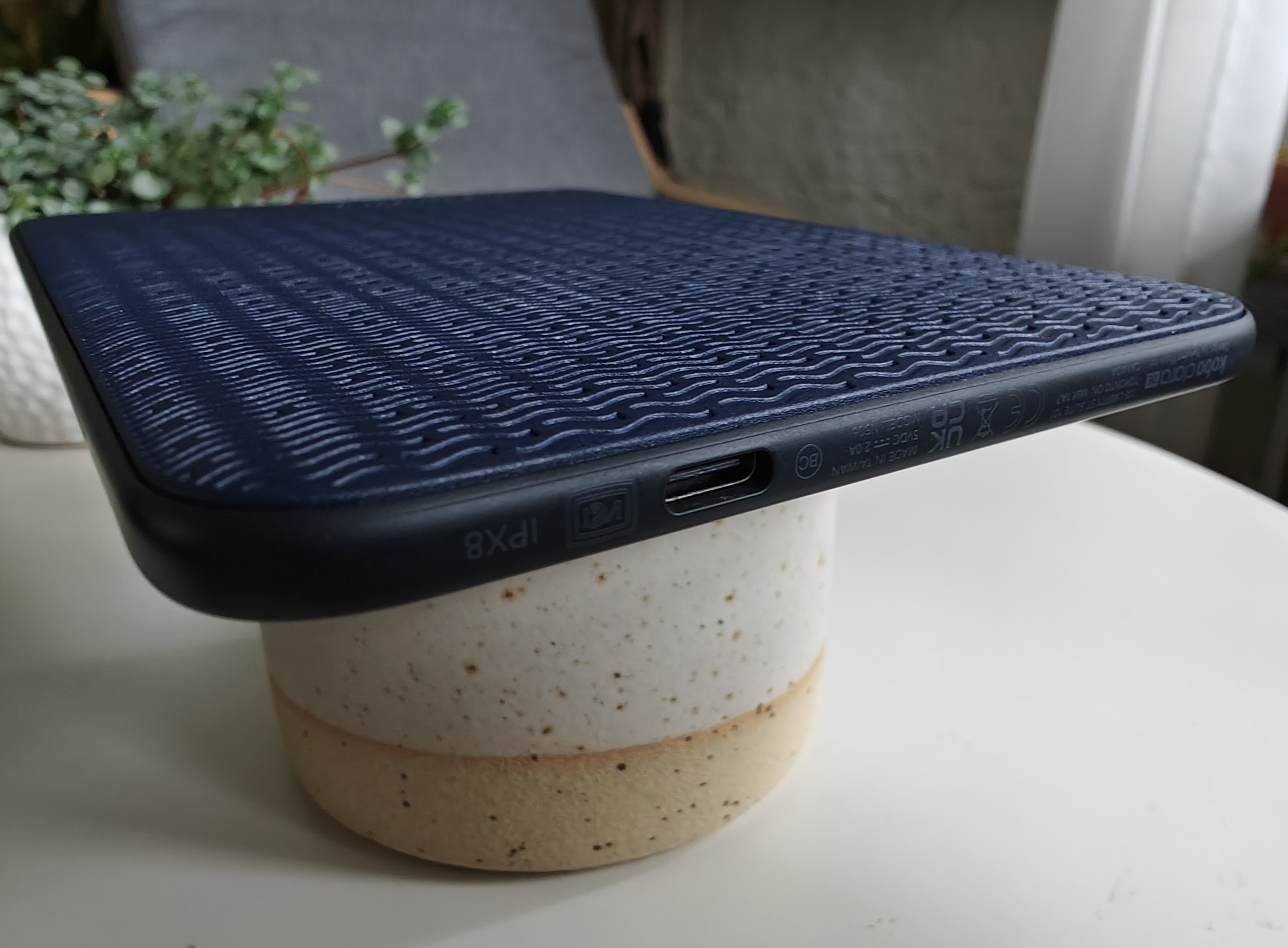 Rakuten Kobo Clara 2E: Rückseite ist geriffelt und hat einen USB-C-Ladeanschluss.