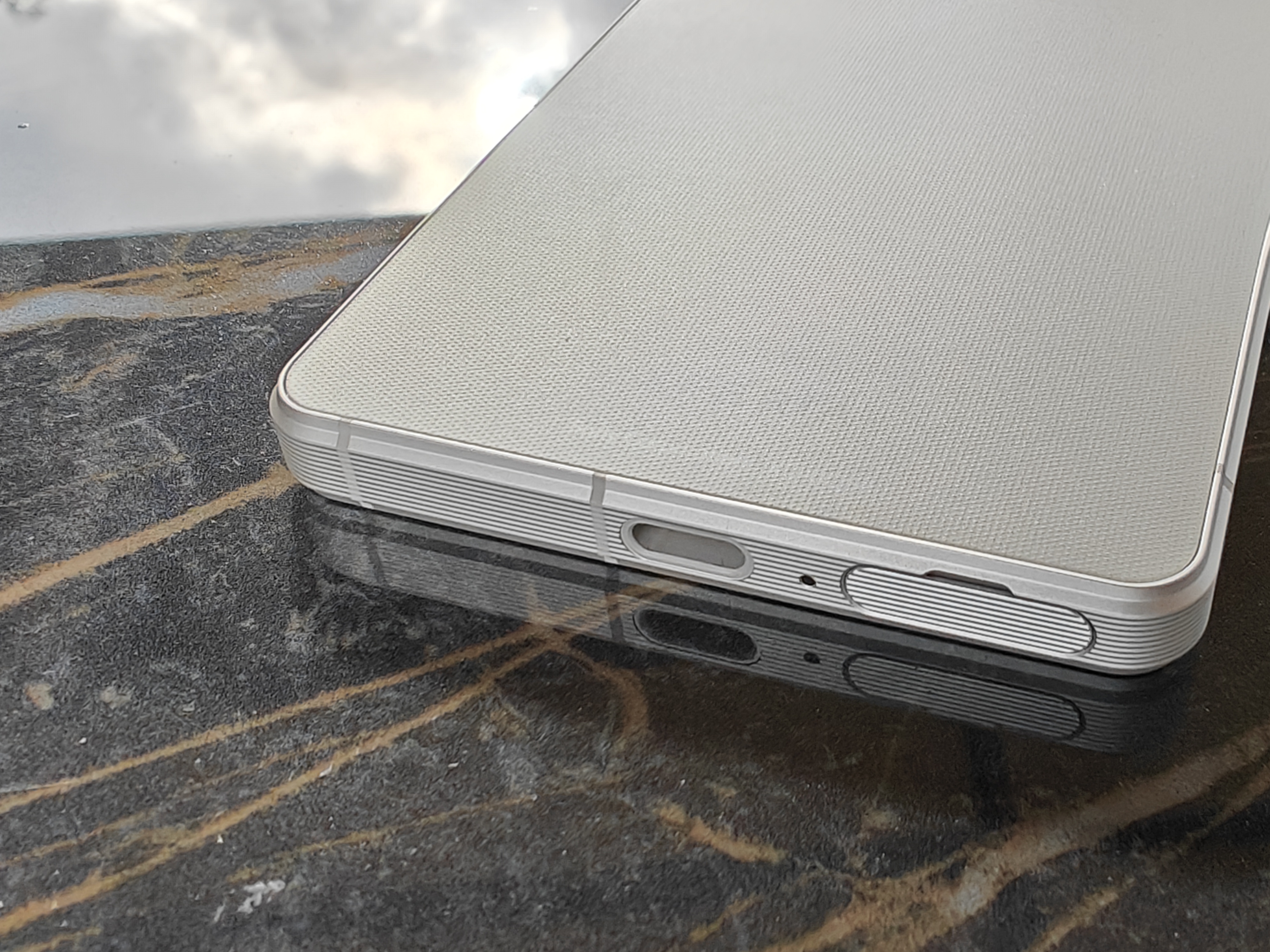 Sony Xperia 1 V: Laden und SIM-Karten.