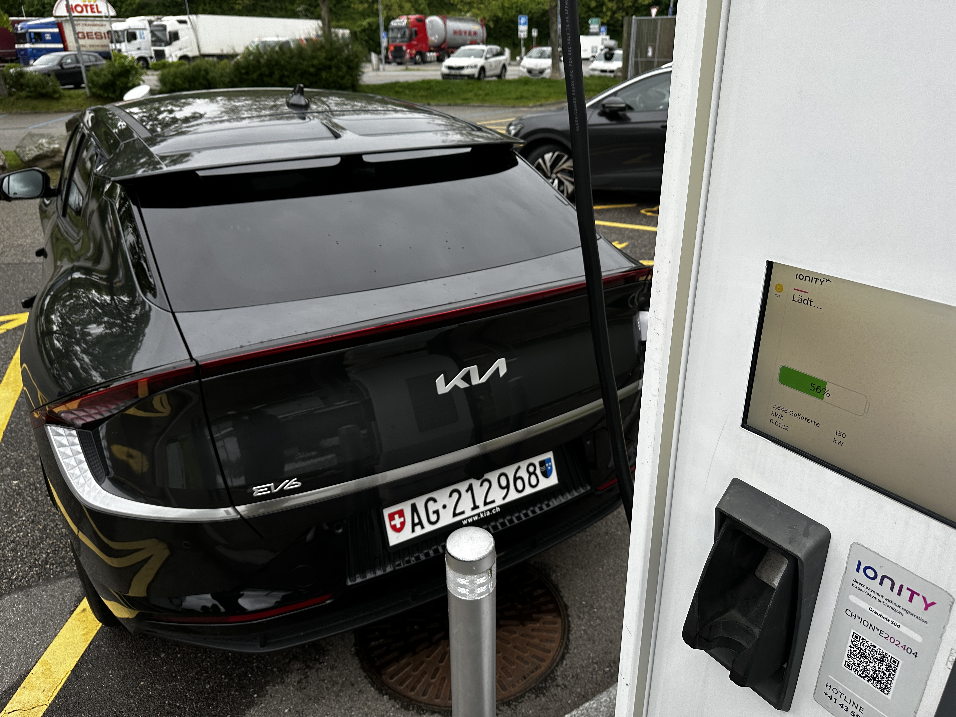 Der Kia EV6 an einer Schnellladestation