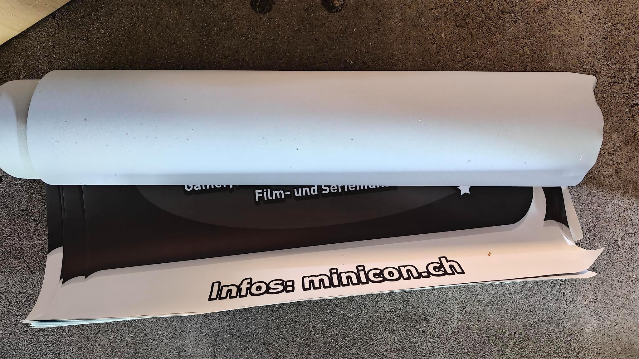 Plakat der MiniCon zusammengerollt.