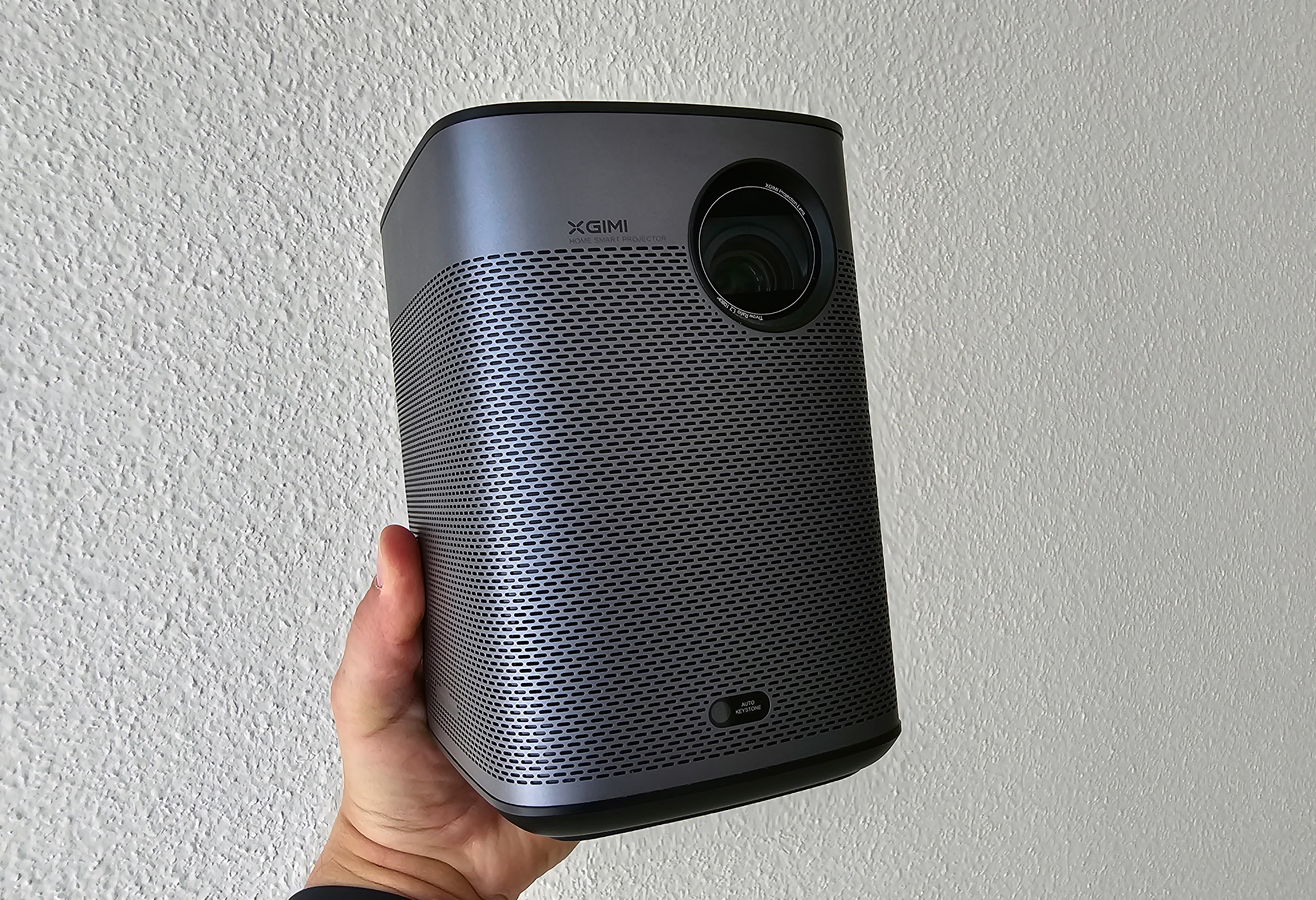 Der XGIMI Halo+ ist ein portabler Projektor mit Akku.