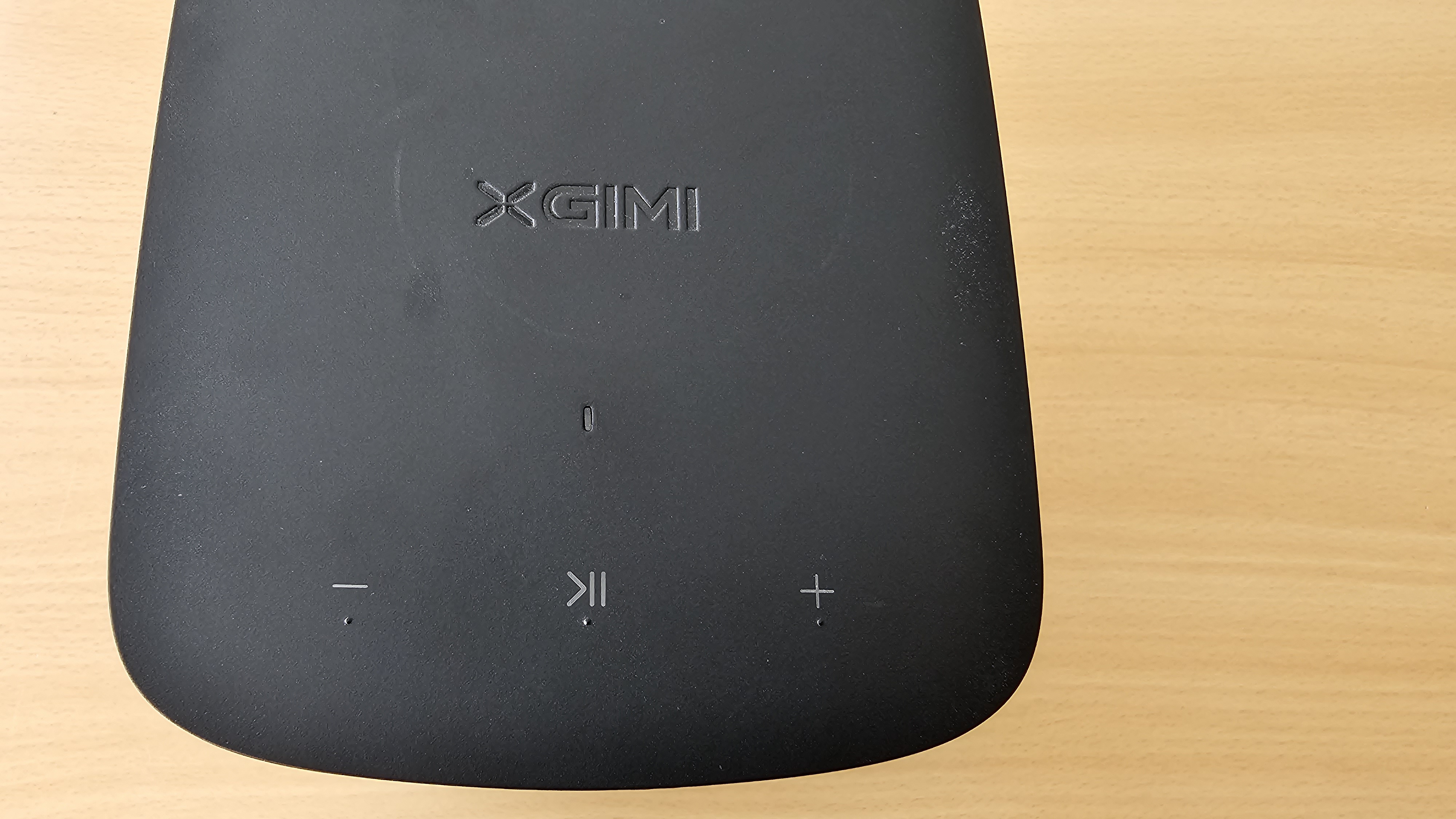 Der XGIMI Halo+ im Test: Die Bedienung am Projektor selbst.