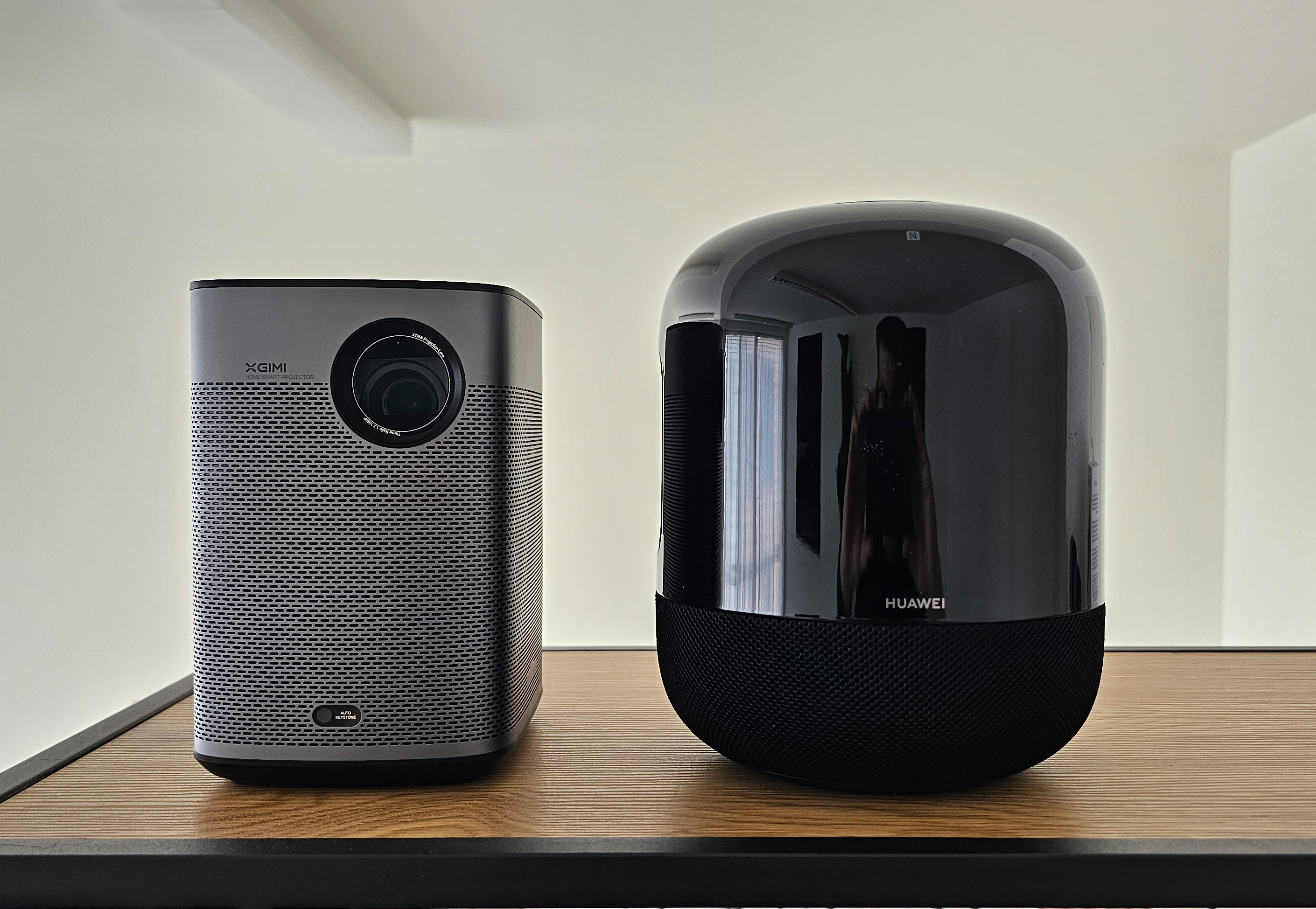 Der XGIMI Halo+ im Grössenvergleich zur Sound X von Huawei.