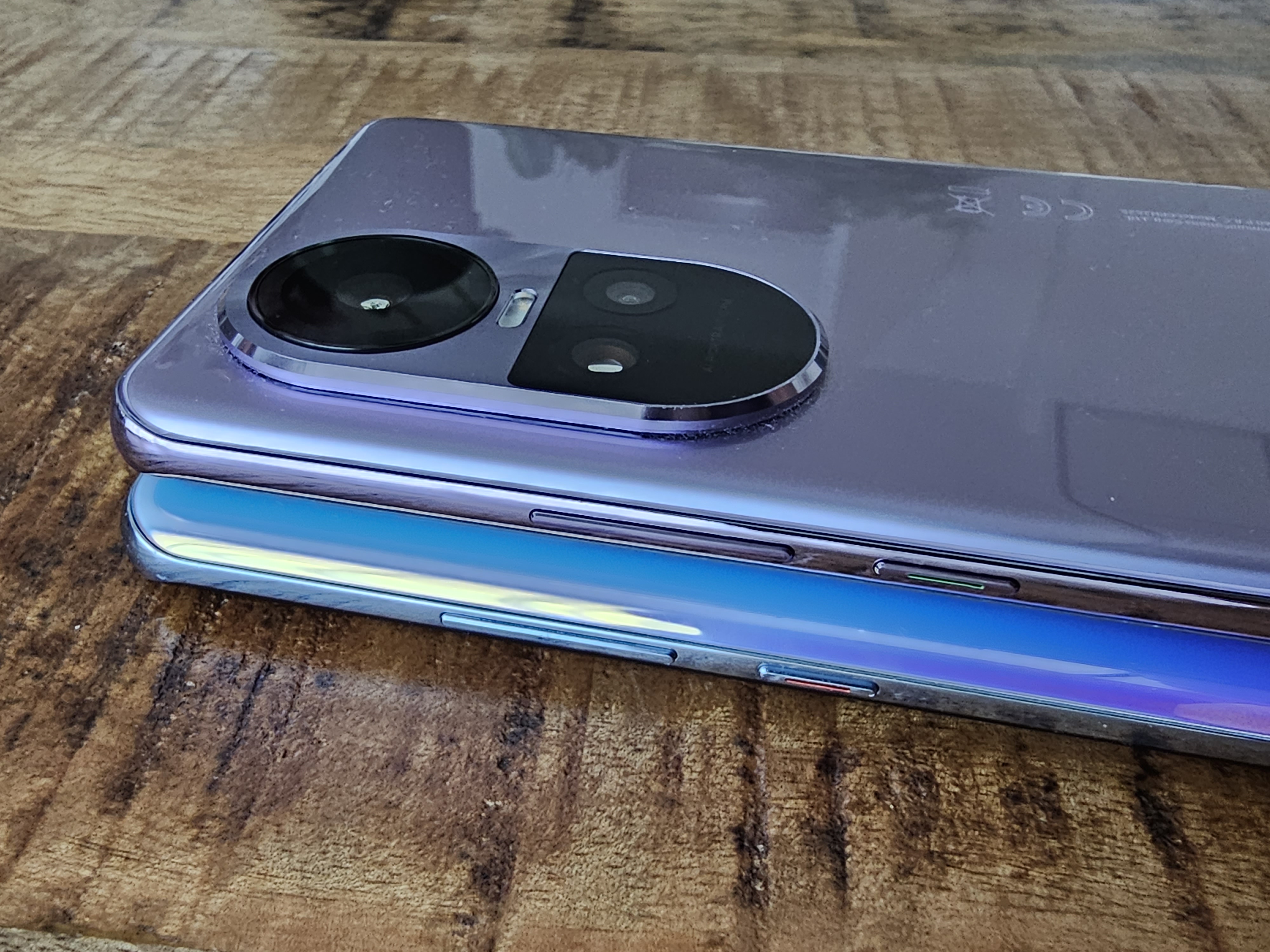 Oppo Reno 10 Pro im Vergleich zum Huawei P30 Pro: Die Buttons sind gleich angeordnet.