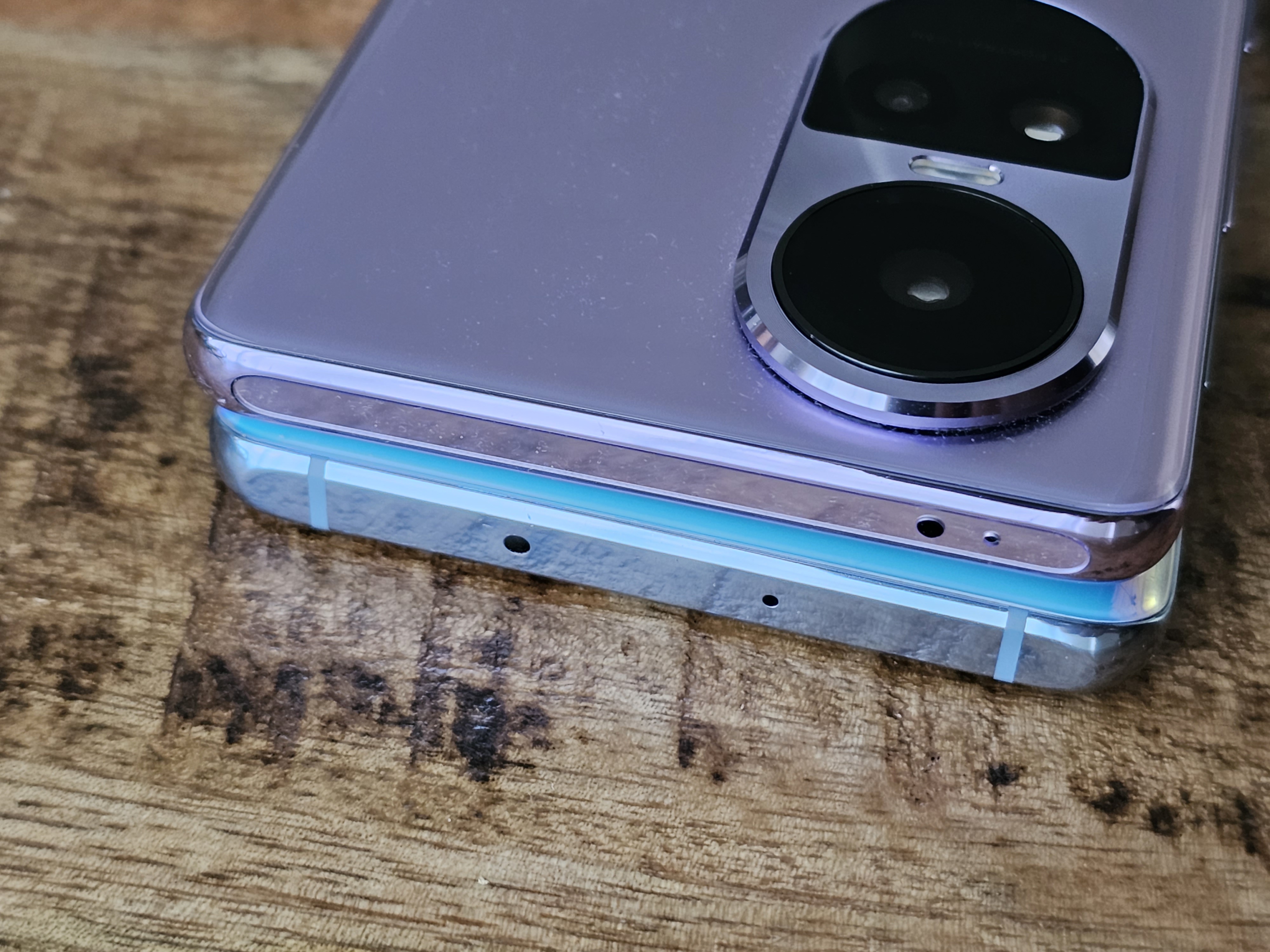 Oppo Reno 10 Pro im Vergleich zum Huawei P30 Pro: Die Oberseite mit Sensorik.