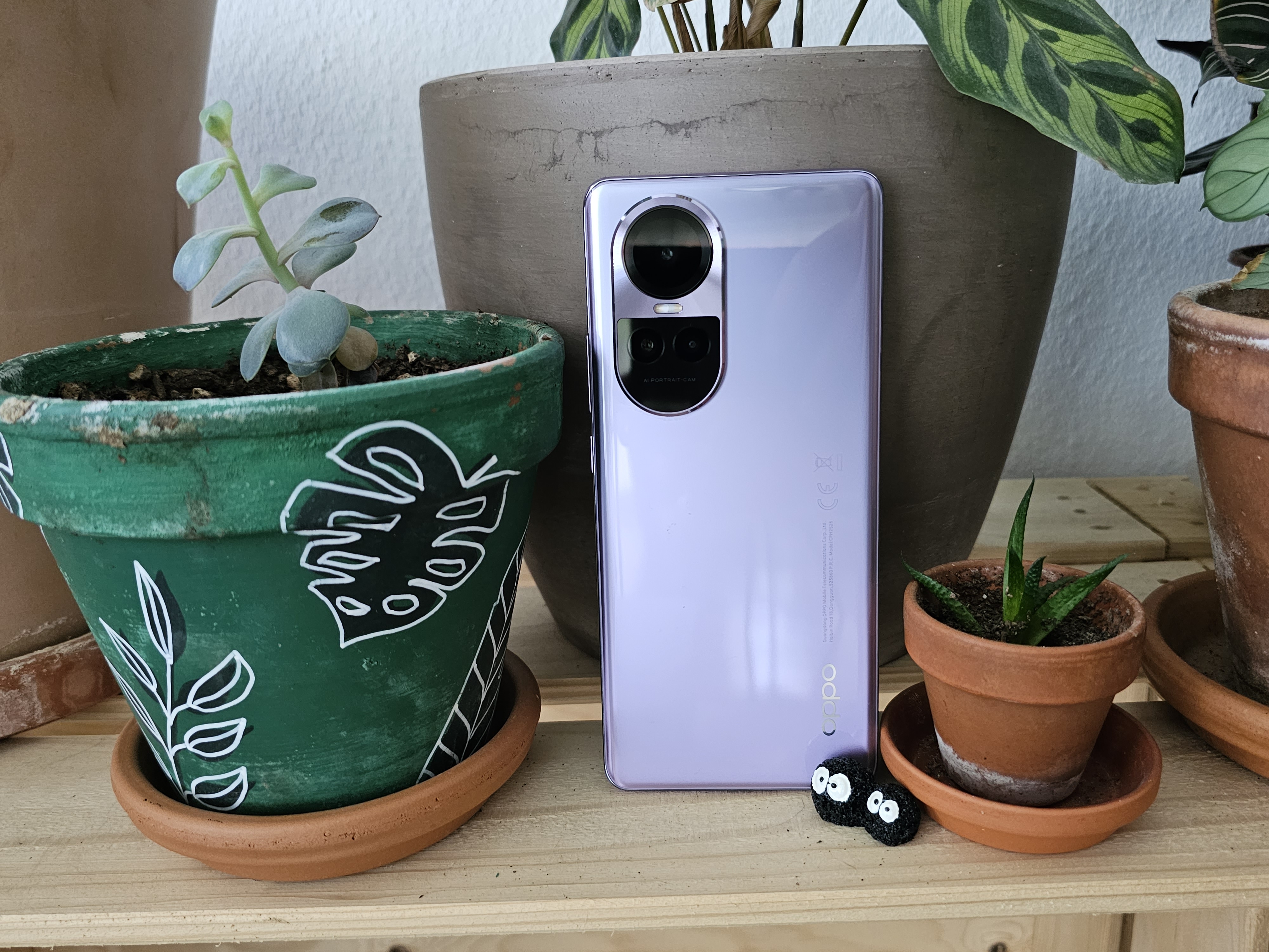 Oppo Reno 10 Pro in der Farbe Glossy Purple.