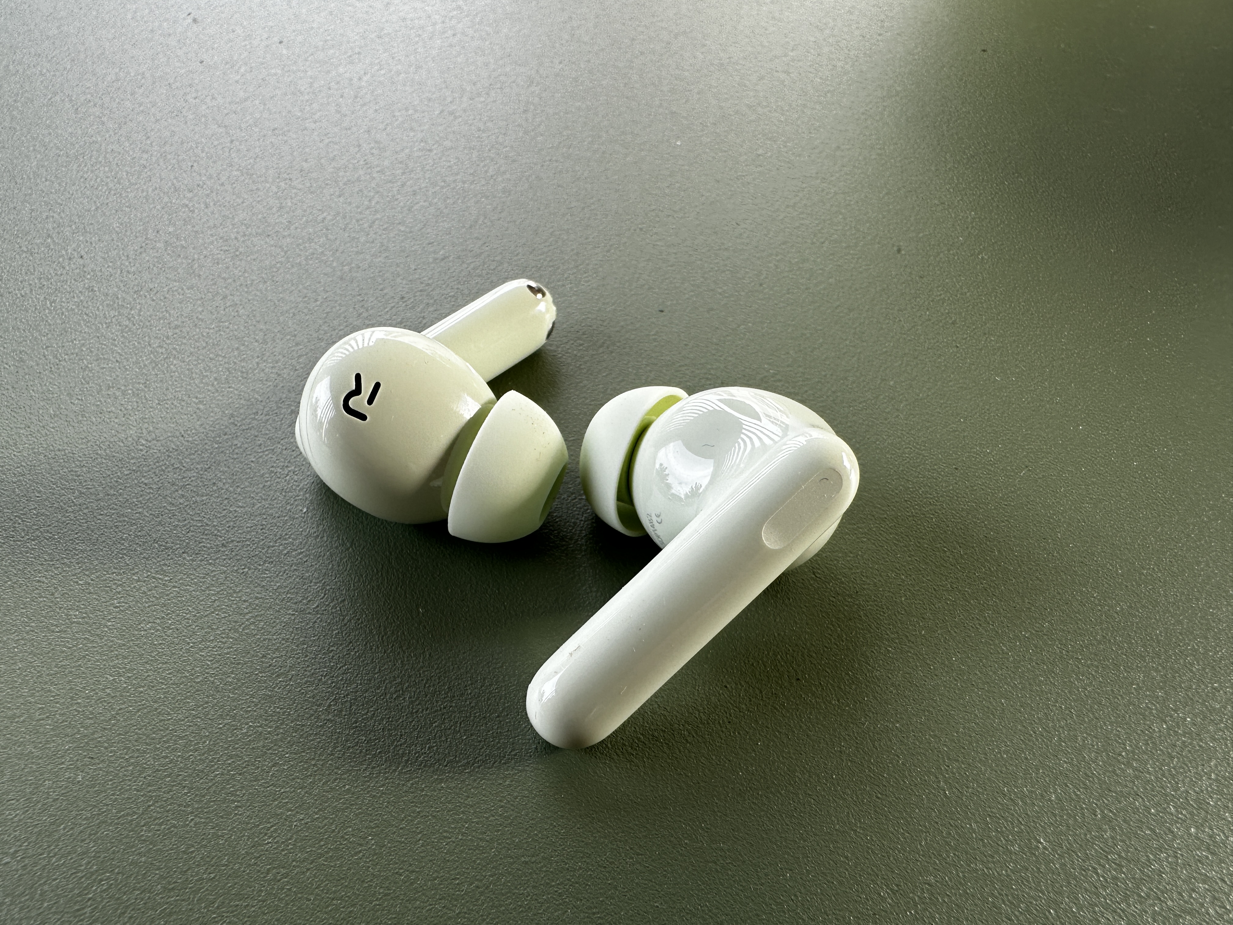 Die Kopfhörer ohne Ladecase