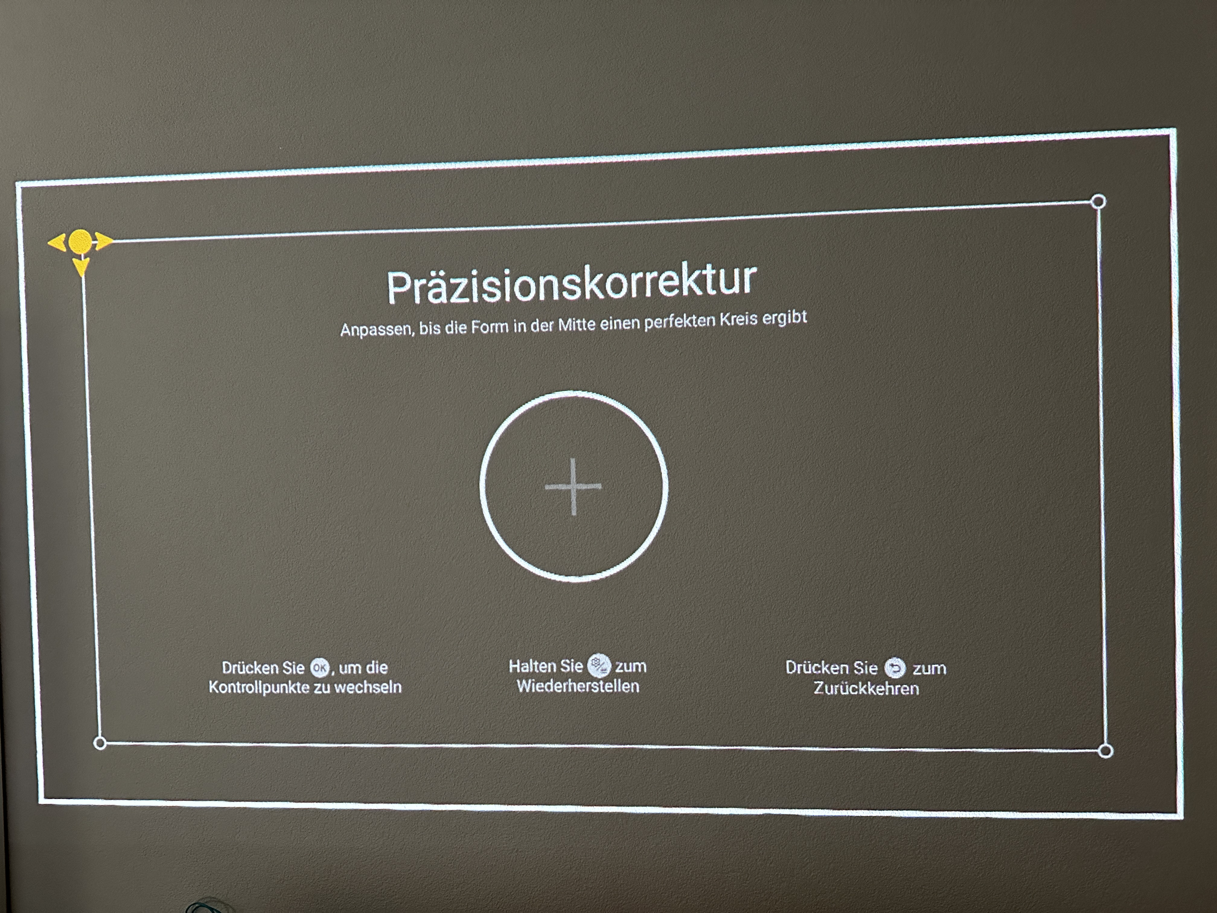 Sollte die automatische Trapezkorrektur nicht den Wünschen entsprechen, lässt sie sich feinjustieren