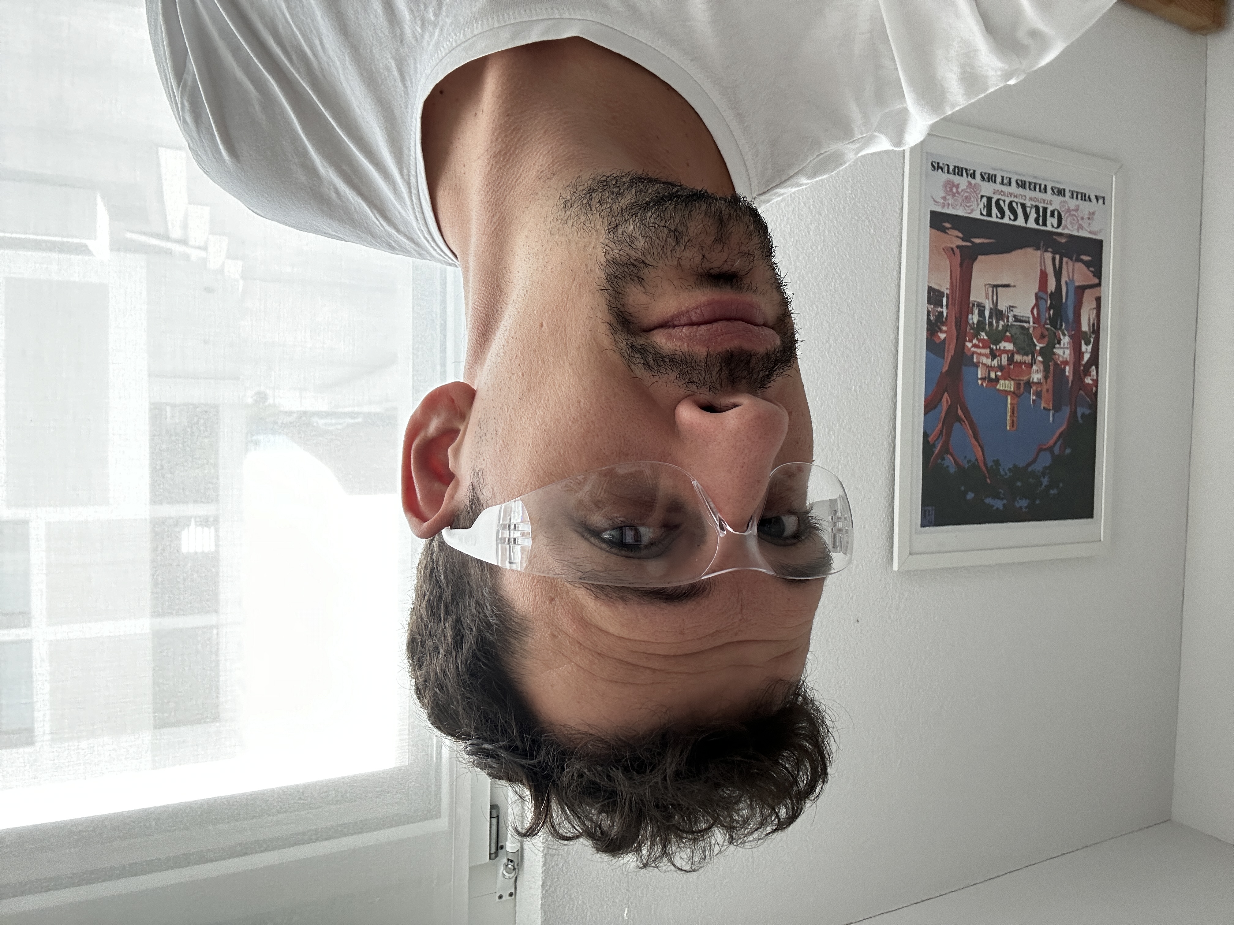 Eine Schutzbrille befindet sich im Lieferumfang