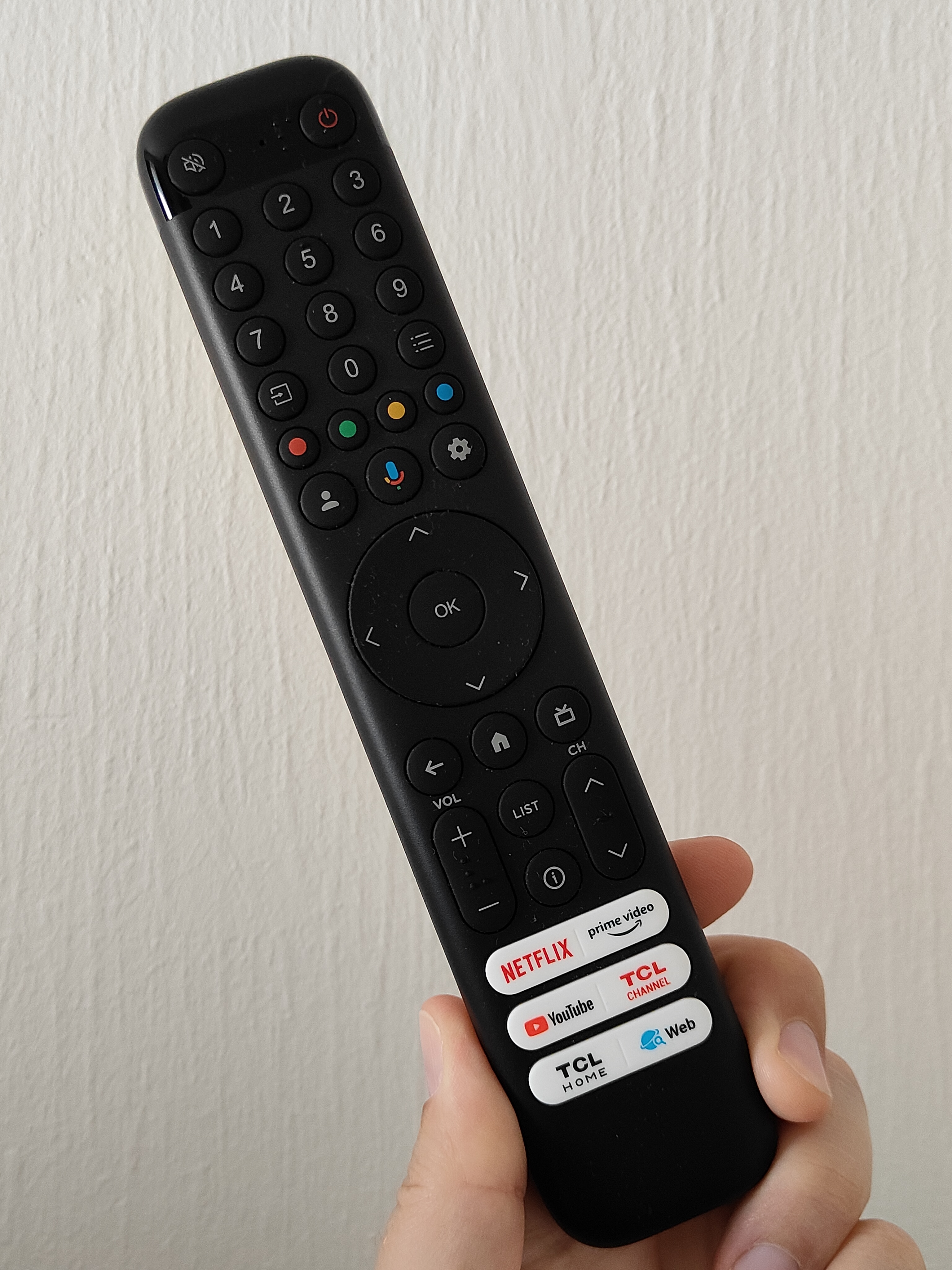 TCL 845 mit 55 Zoll im Test: Die Fernbedienung.