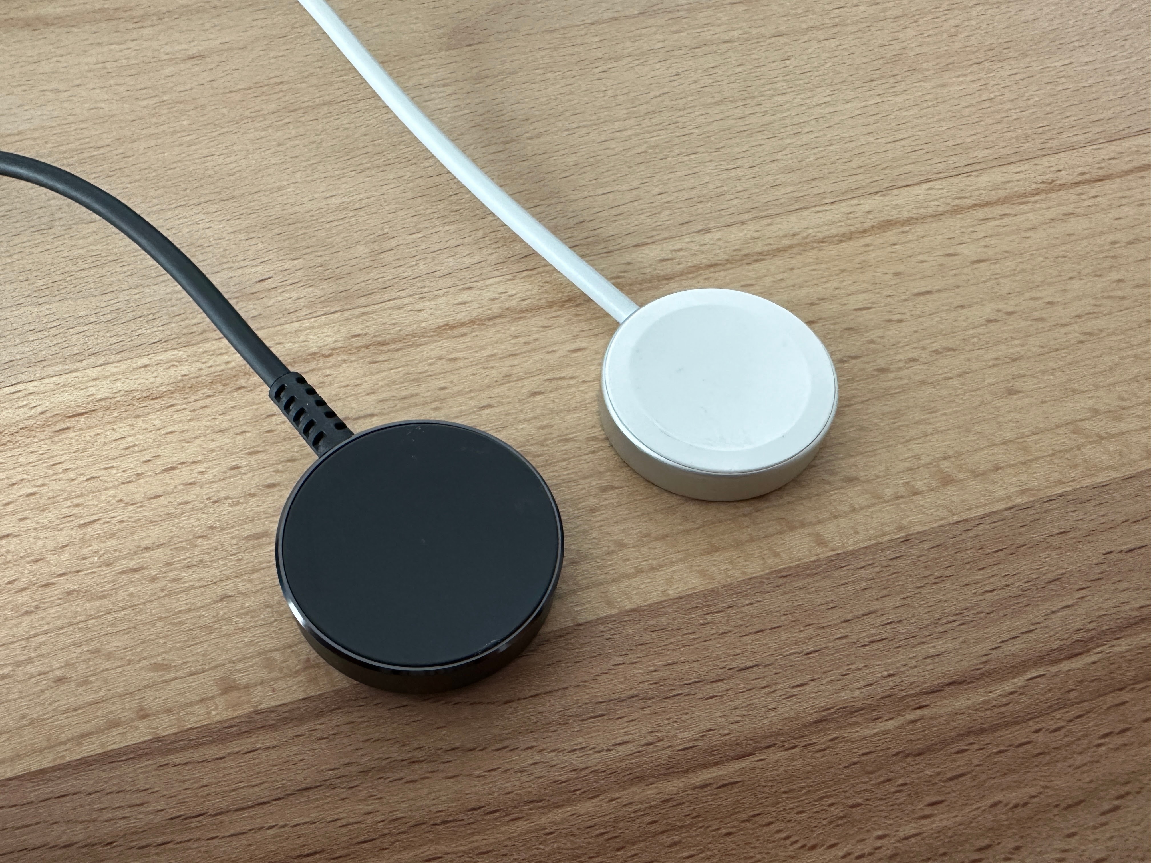 Links die Ladestation für die Samsung Galaxy Watch 6, rechts für die Apple Watch Series 8 