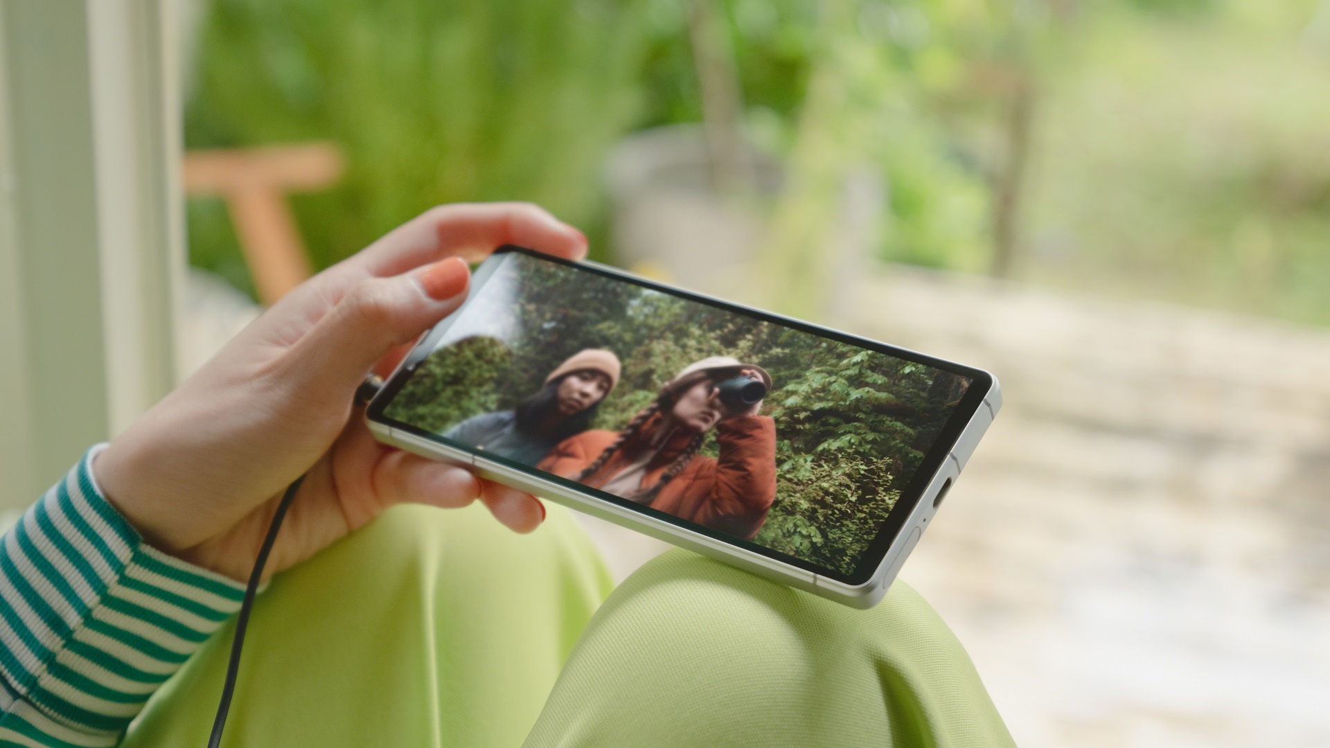 Das Sony Xperia 5 V mit grünem Hintergrund