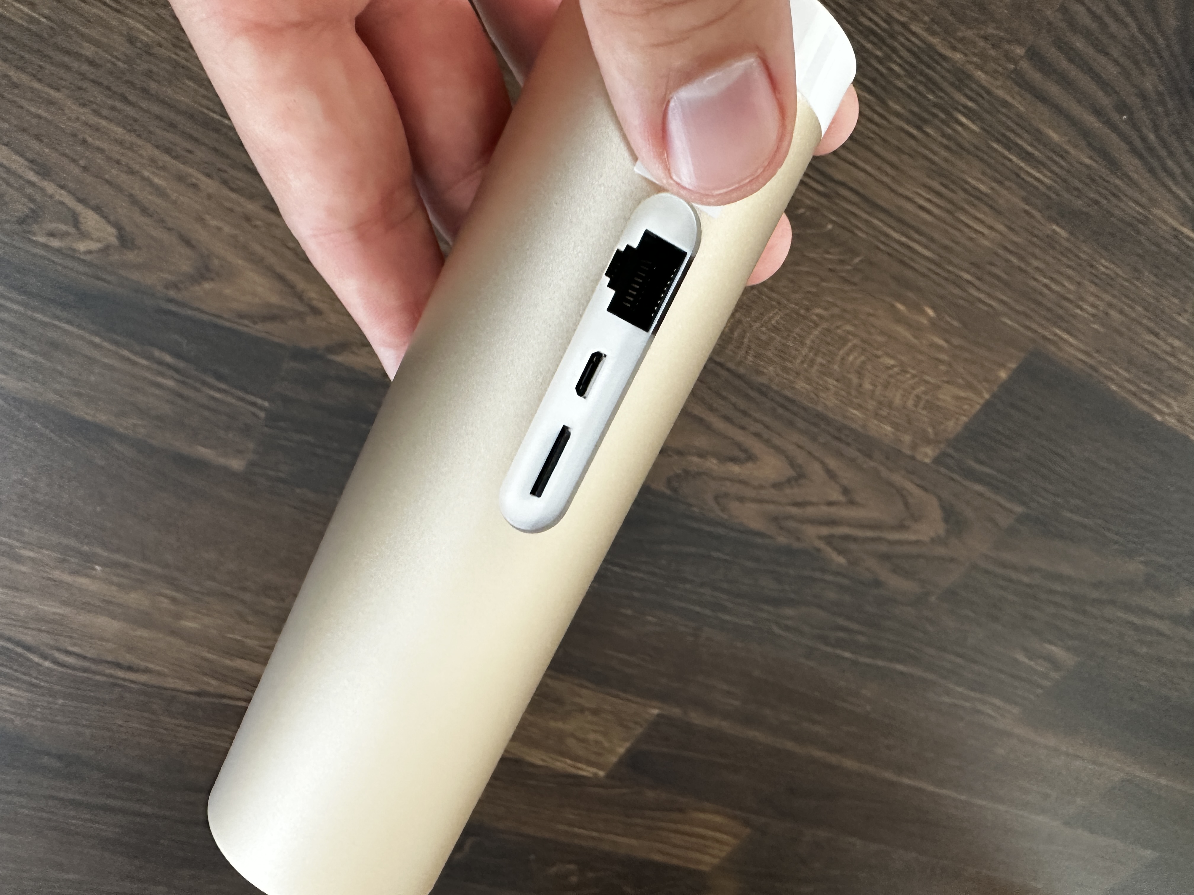 Alle Anschlüsse + microSD-Slot der Netatmo smarte Innenkamera