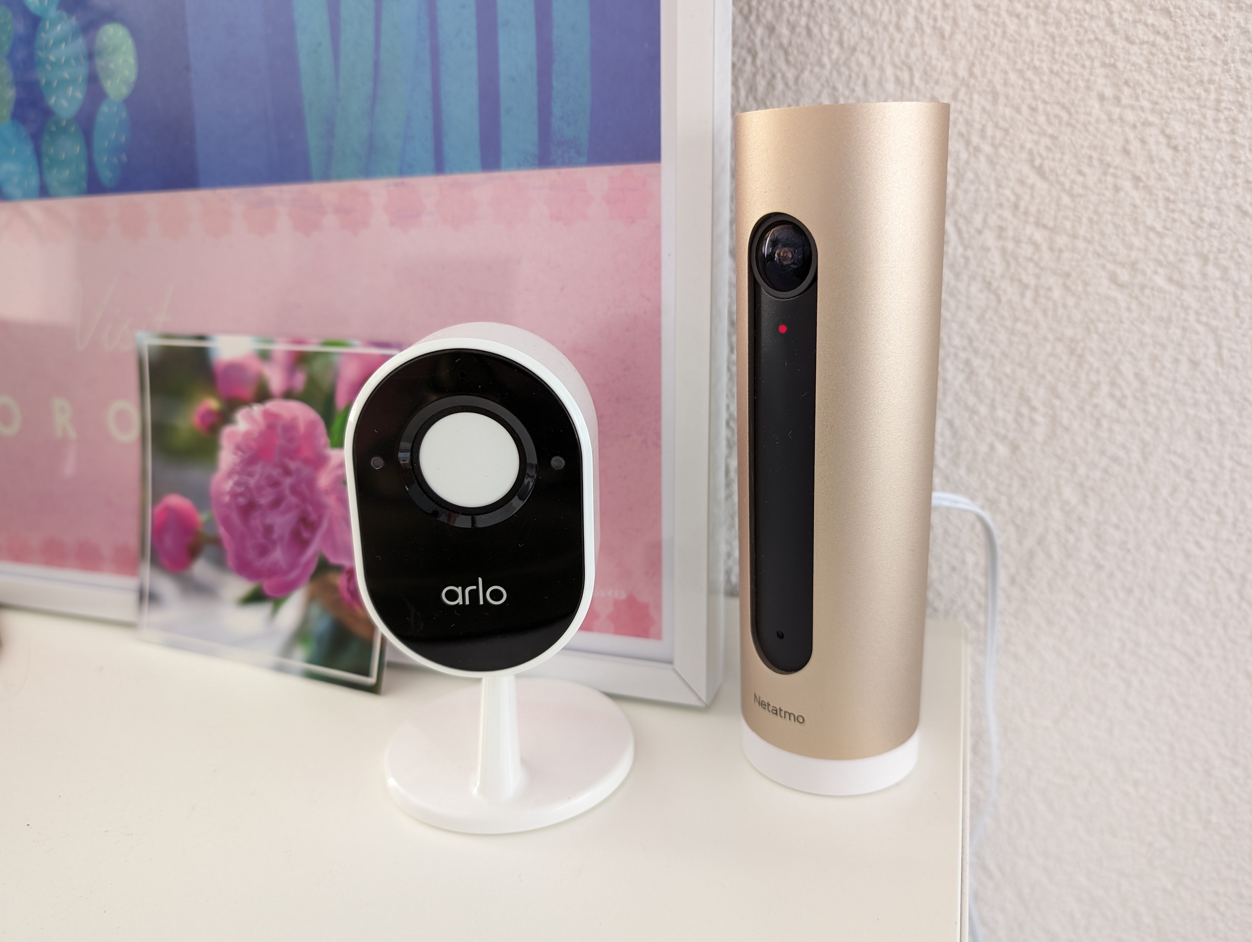 Die smarte Netatmo Innenkamera im Vergleich mit einer Arlo-Kamera