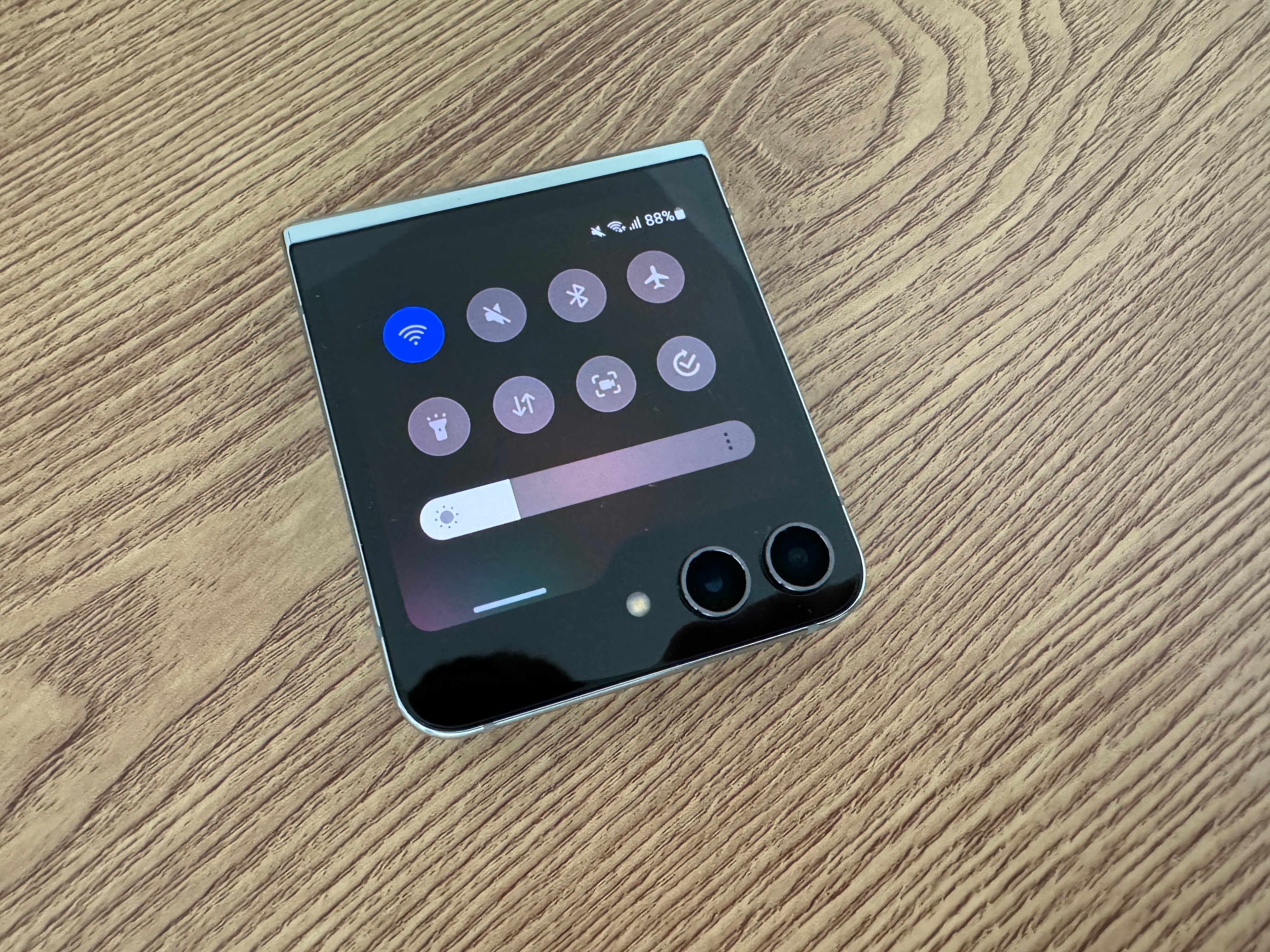 Samsung Galaxy Z Flip 5 Test: Frontdisplay Notification Bar.