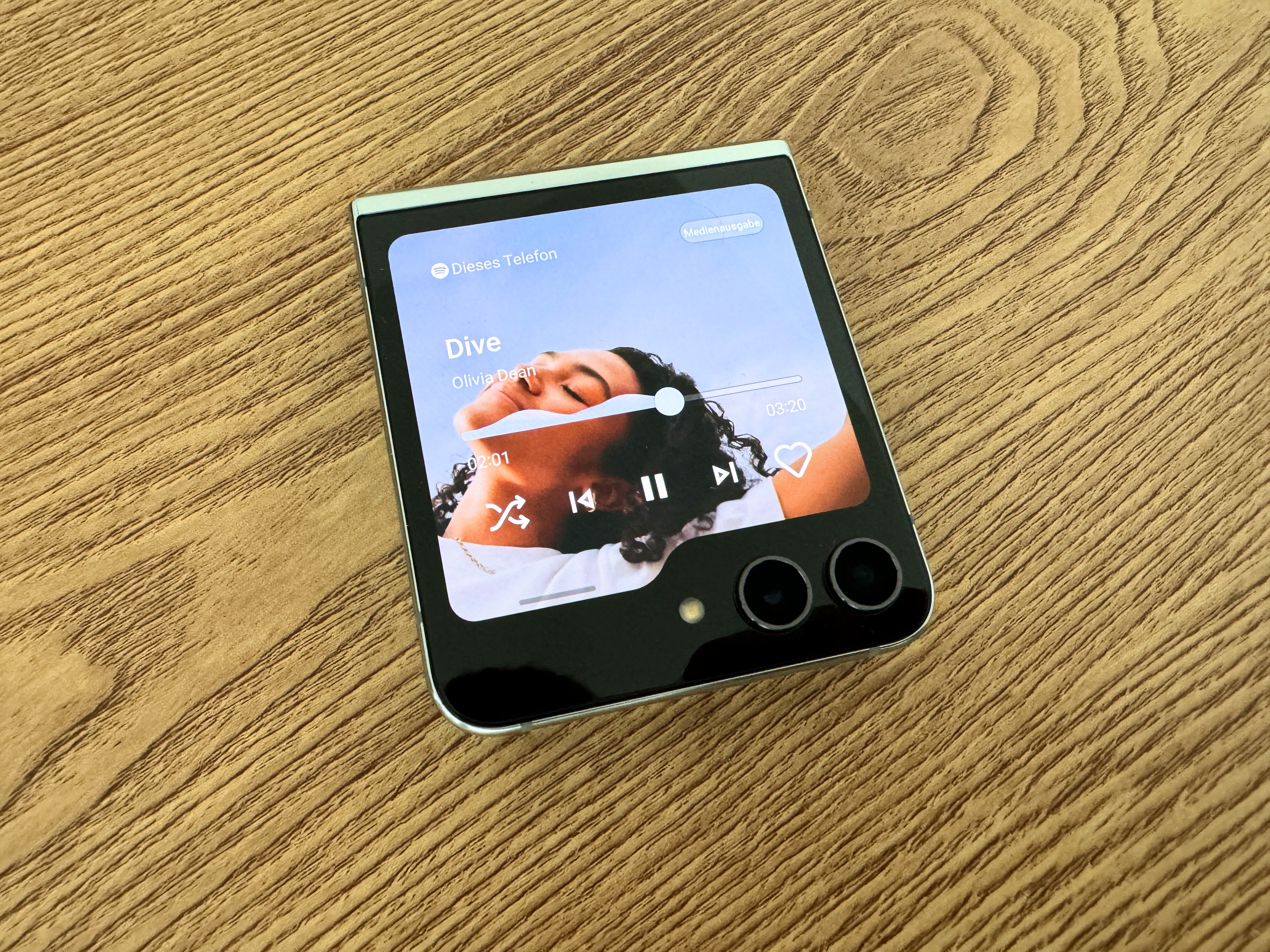 Samsung Galaxy Z Flip 5 Test: Frontdisplay mit Widget.