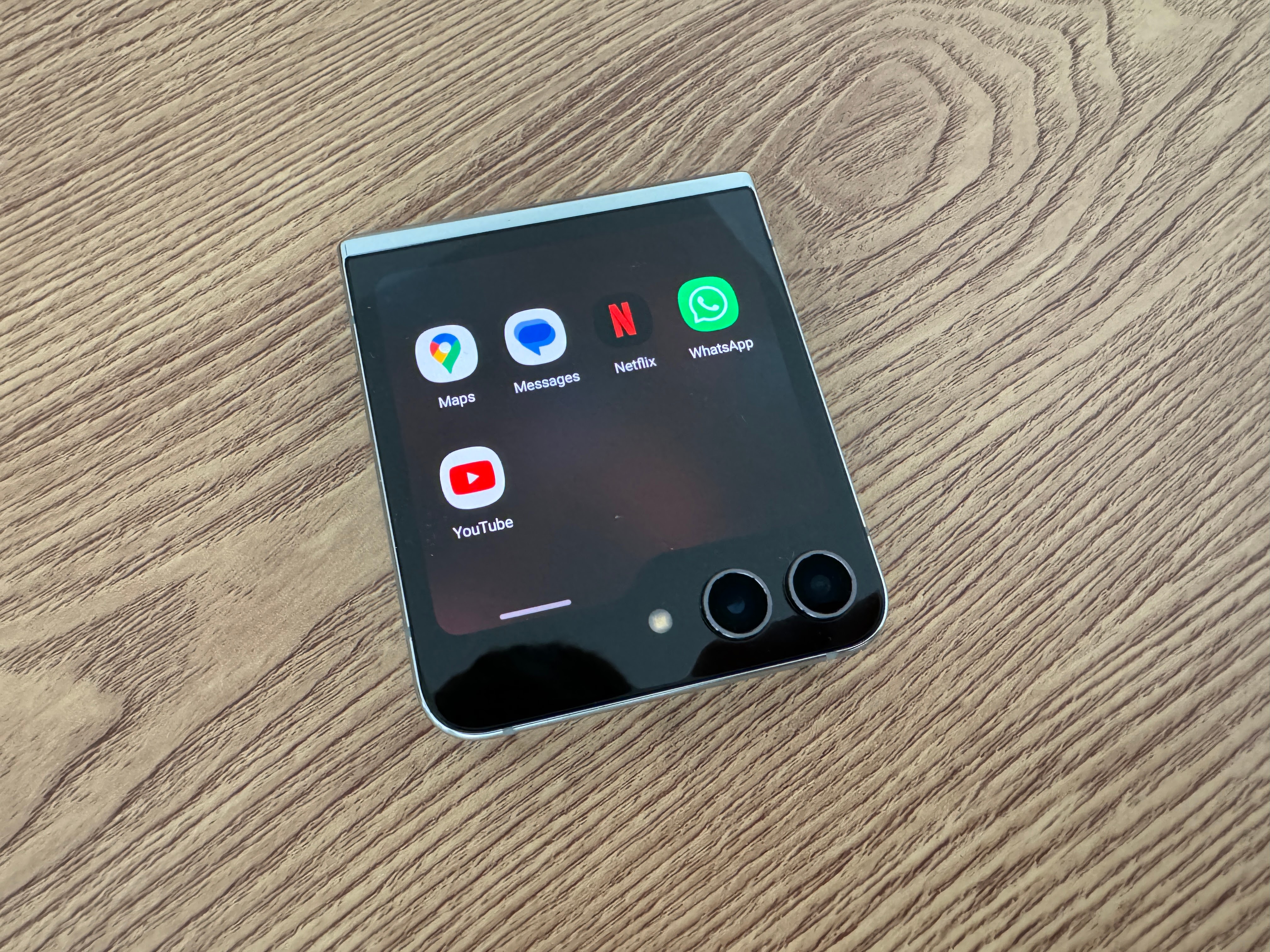 Samsung Galaxy Z Flip 5 Test: Frontdisplay mit Apps.