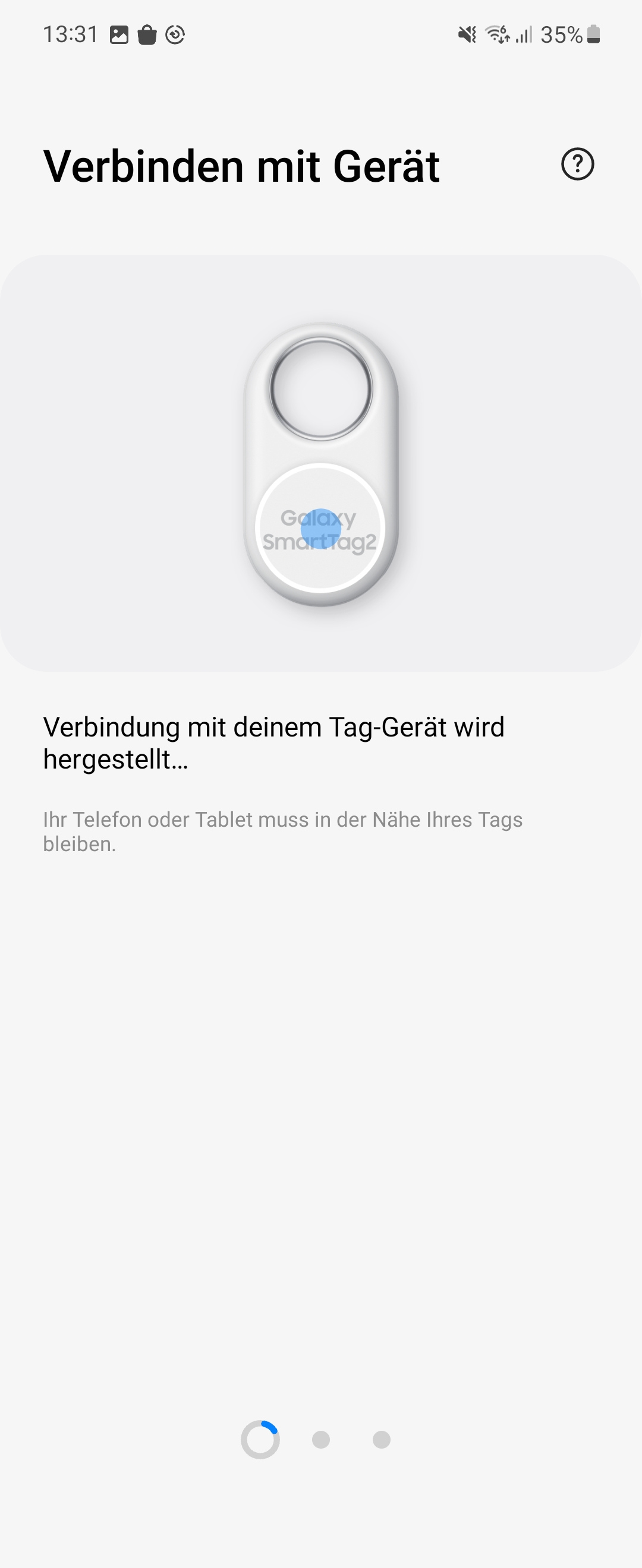 Um eine Verbindung herzustellen, muss zunächst die unscheinbare Taste am Galaxy SmartTag 2 gedrückt werden