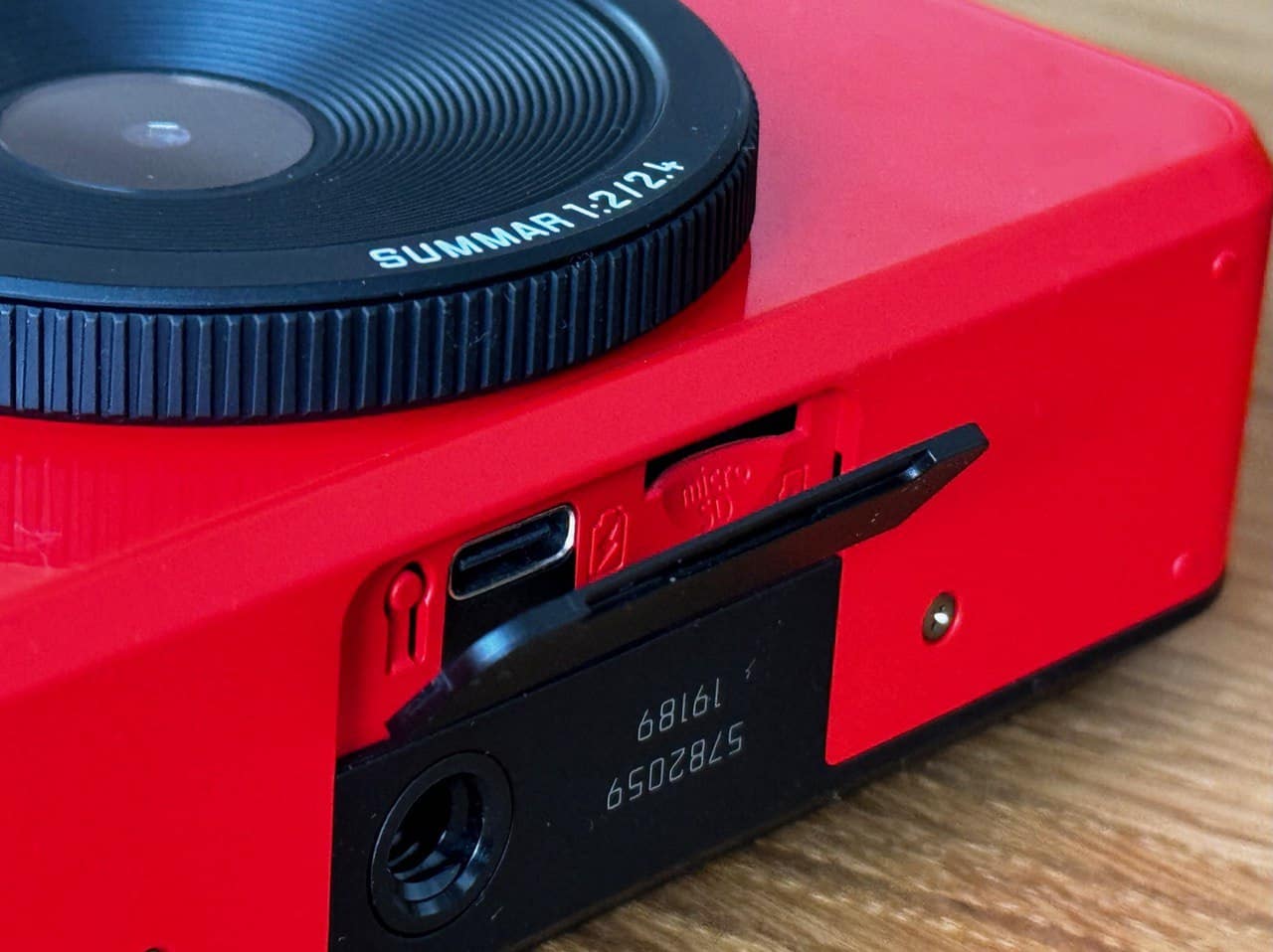 Die Leica Sofort 2: Speicher und Akku