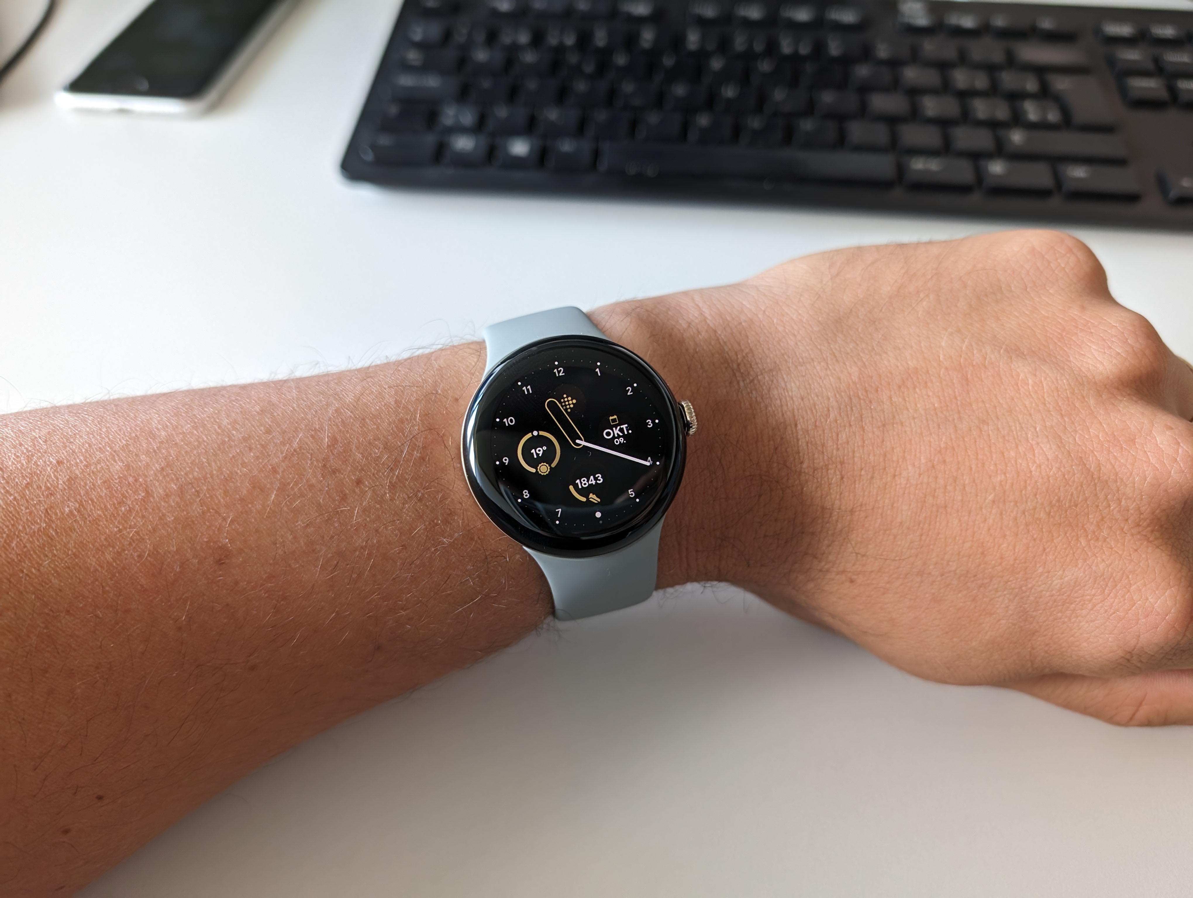 Google Pixel Watch 2 am Arbeitsplatz