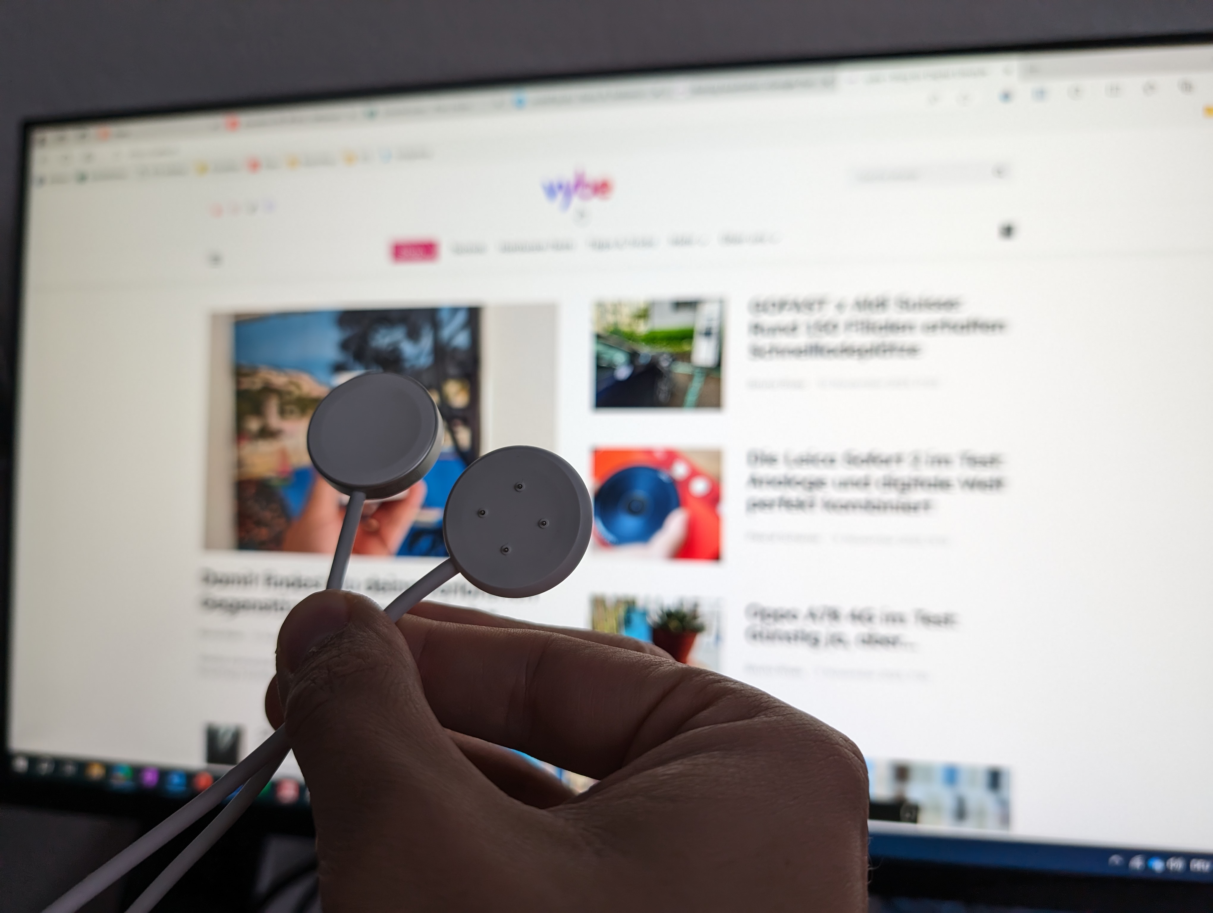 Links das Ladepad für die Apple Watch Series 8, rechts das Ladepad für die Google Pixel Watch 2 mit den Lade-Pins