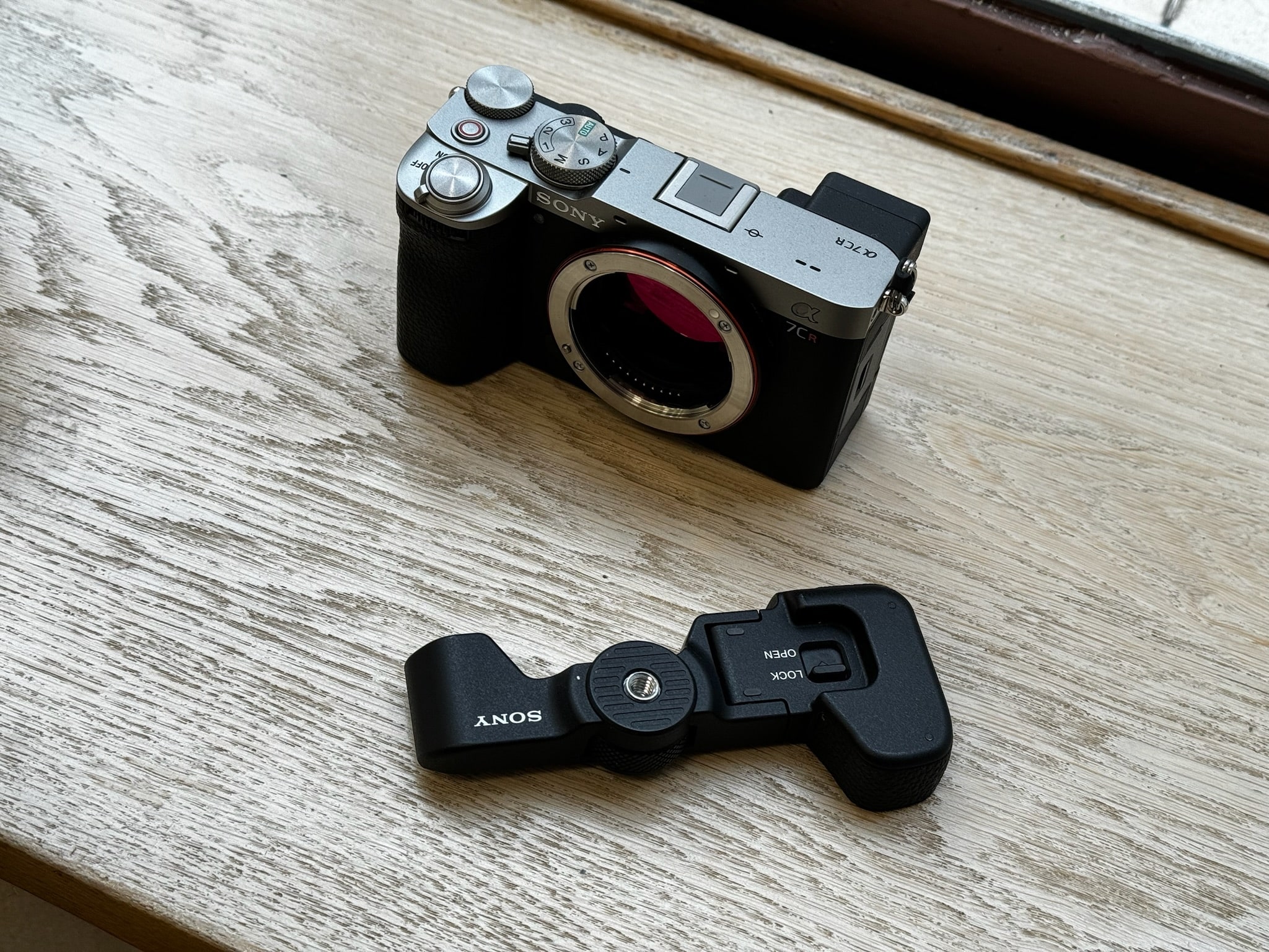 Sony a7C R im Test mit Griff.