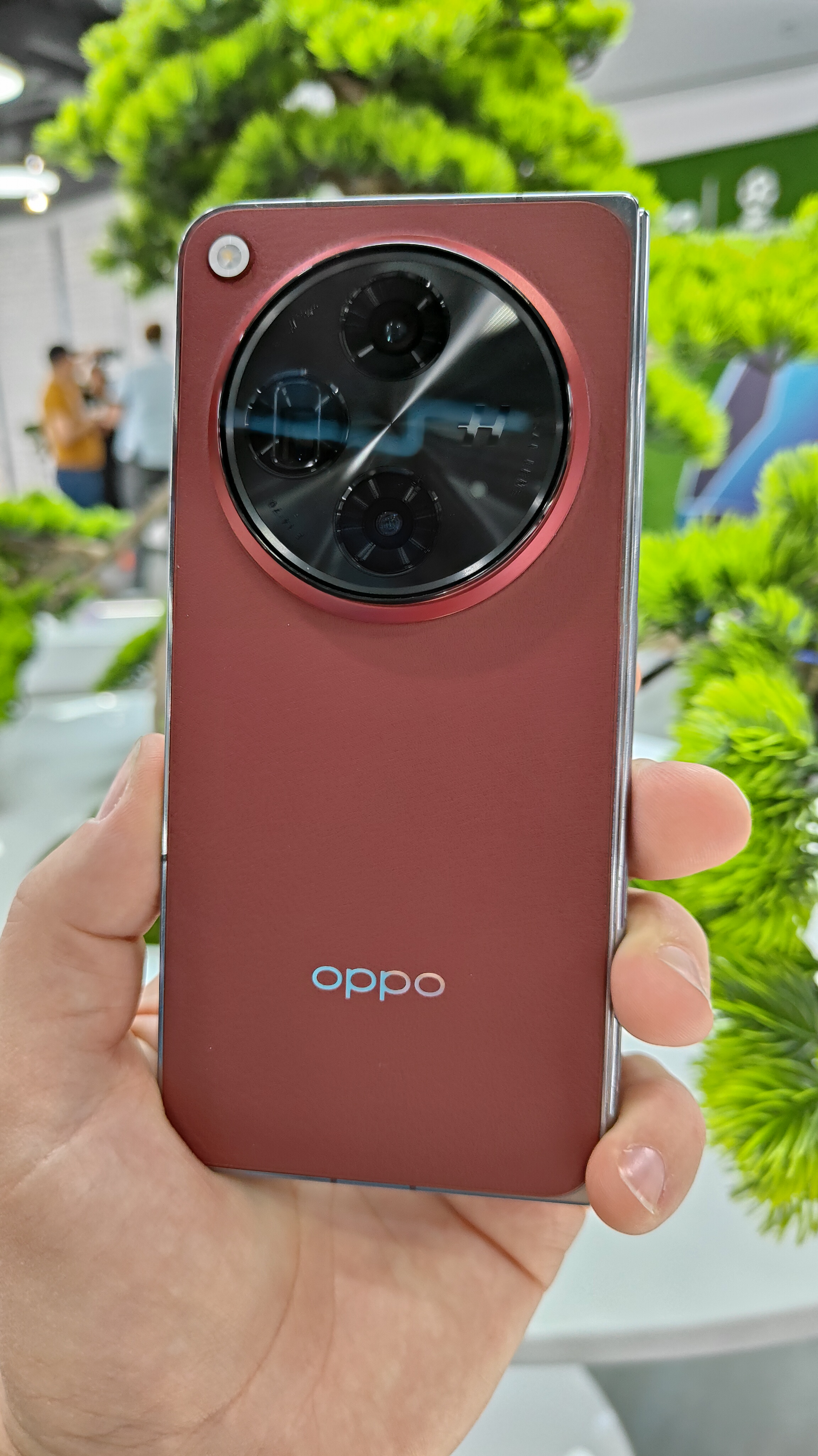 Das Oppo Find N3 in roter Kunstlederoptik.
