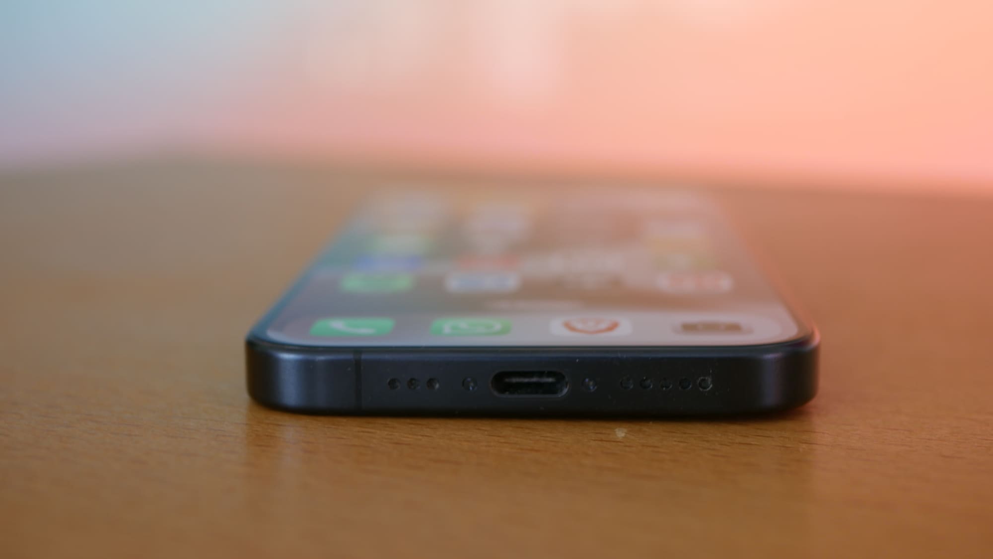 Apple iPhone 15 Pro im Test. Laden mit USB-C.