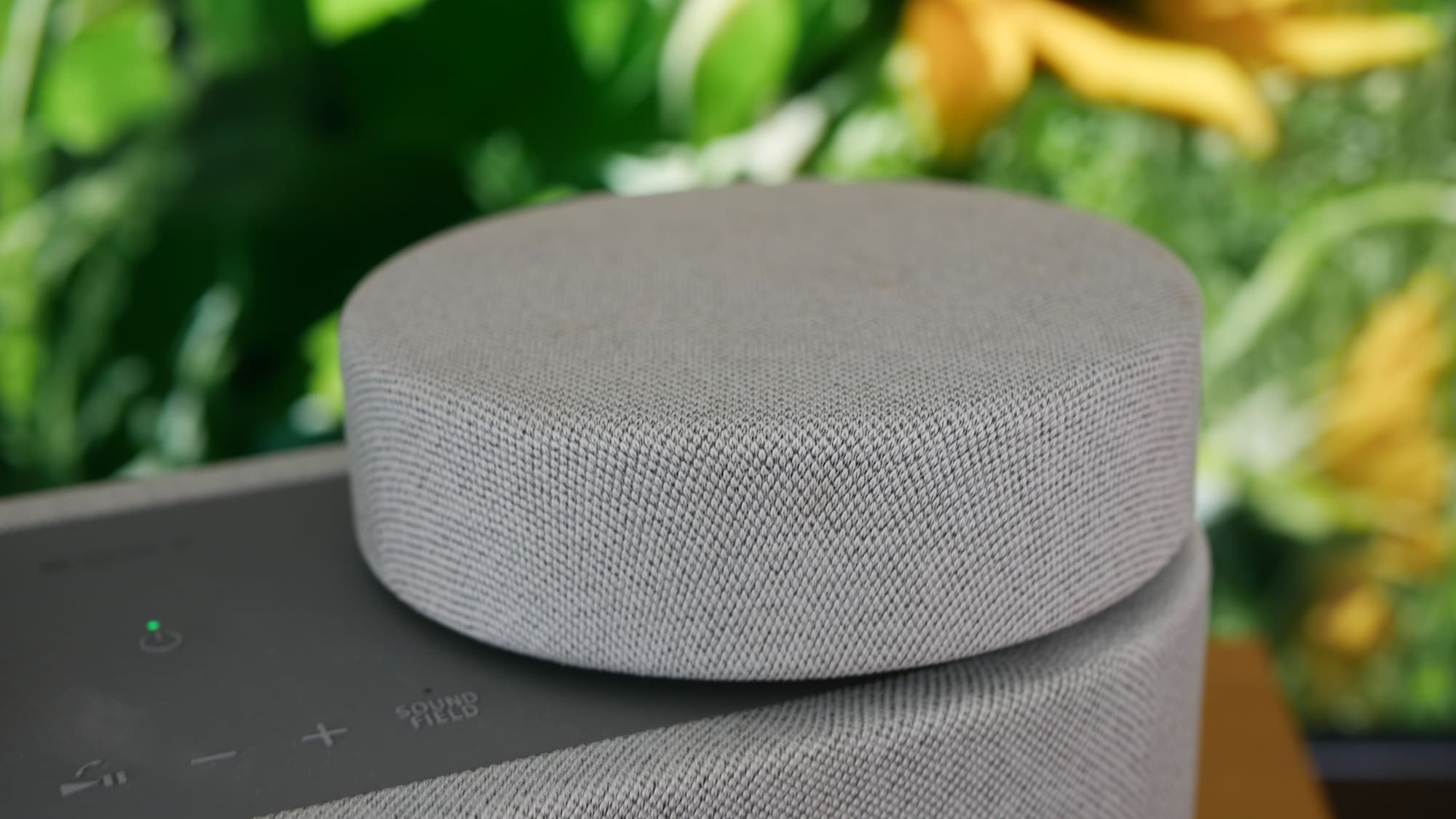 Sony HT-AX7 im Test. Einer der Satellitenlautsprecher.