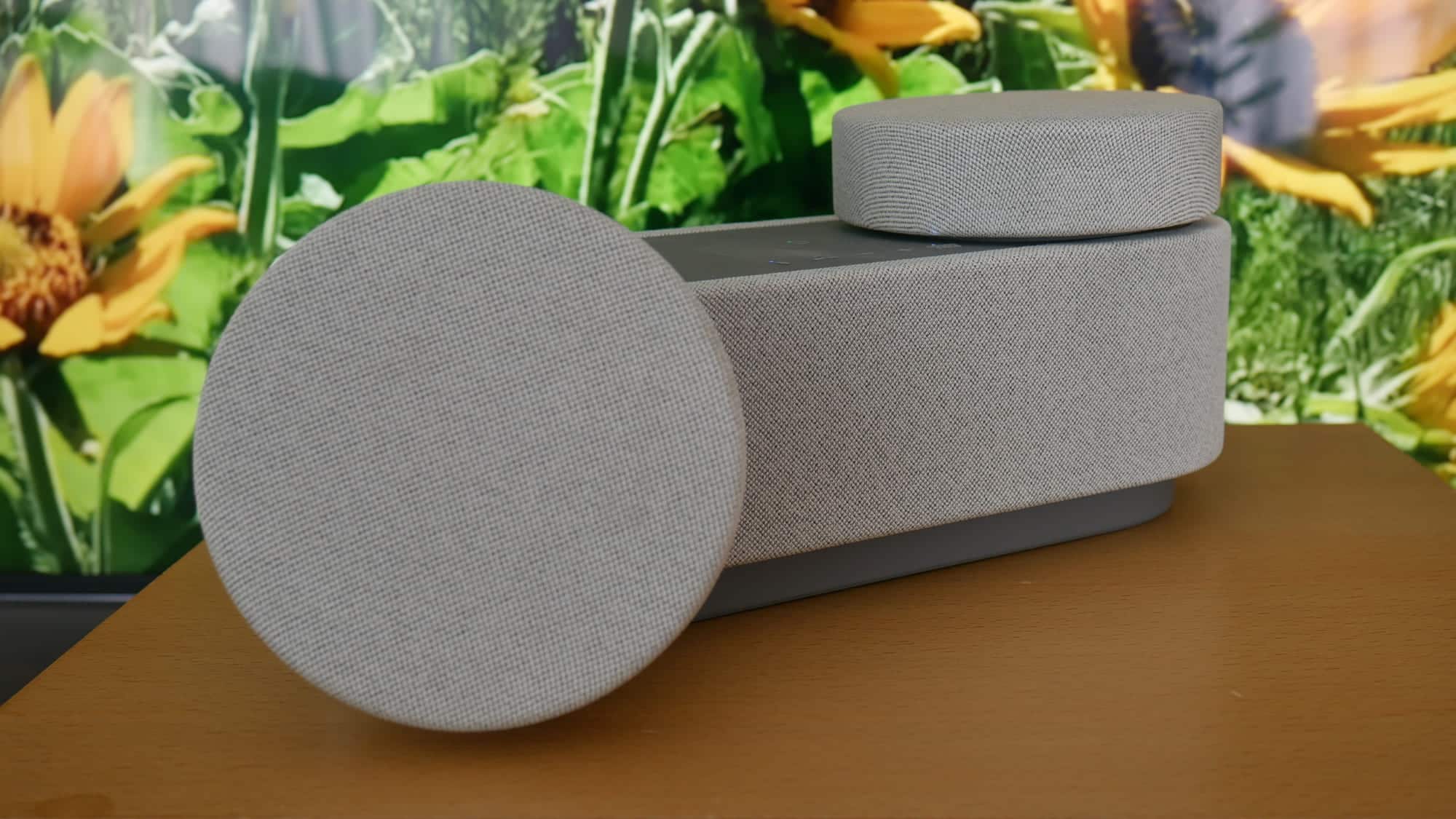 Sony HT-AX7 im Test. Die zwei tellerförmigen Lautsprecher sind abnehmbar.