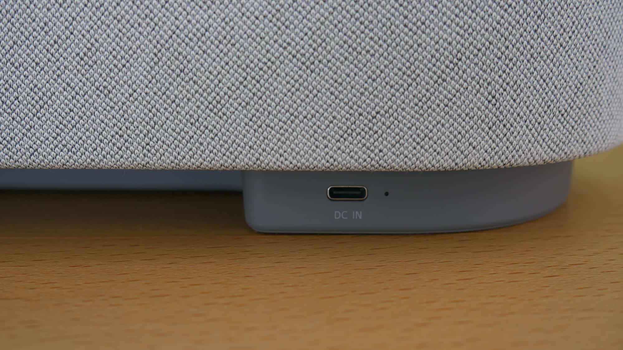 Sony HT-AX7 im Test. Geladen wird via USB-C. Der Akku hält rund 30 Stunden.