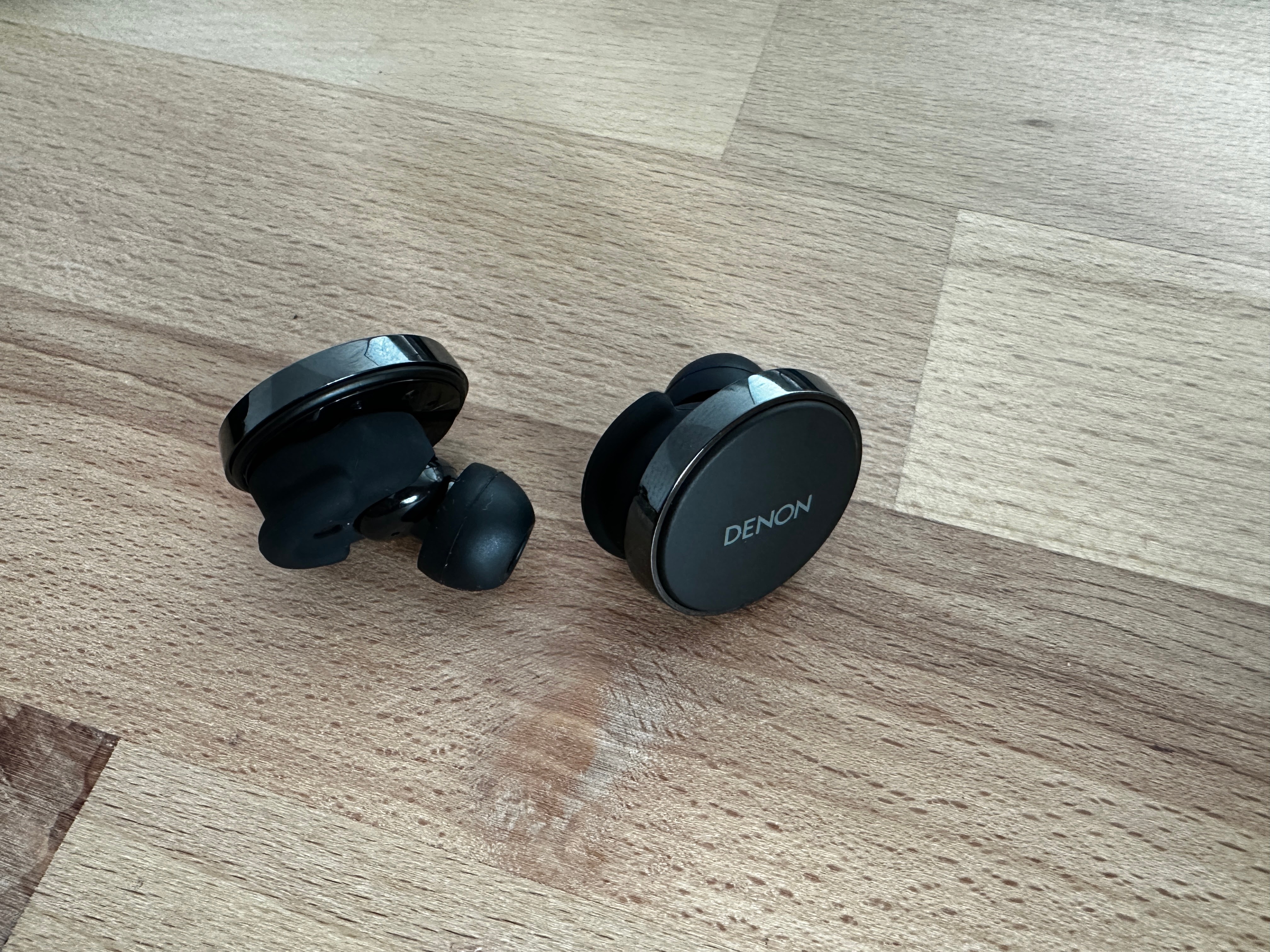 Die Kopfhörer Denon PerL Pro