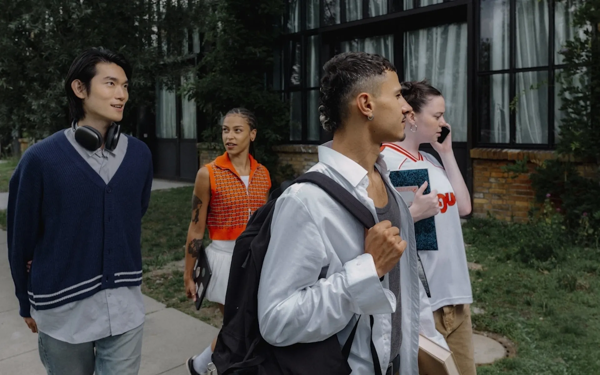 A group of schoolfriends walking aroudn campus