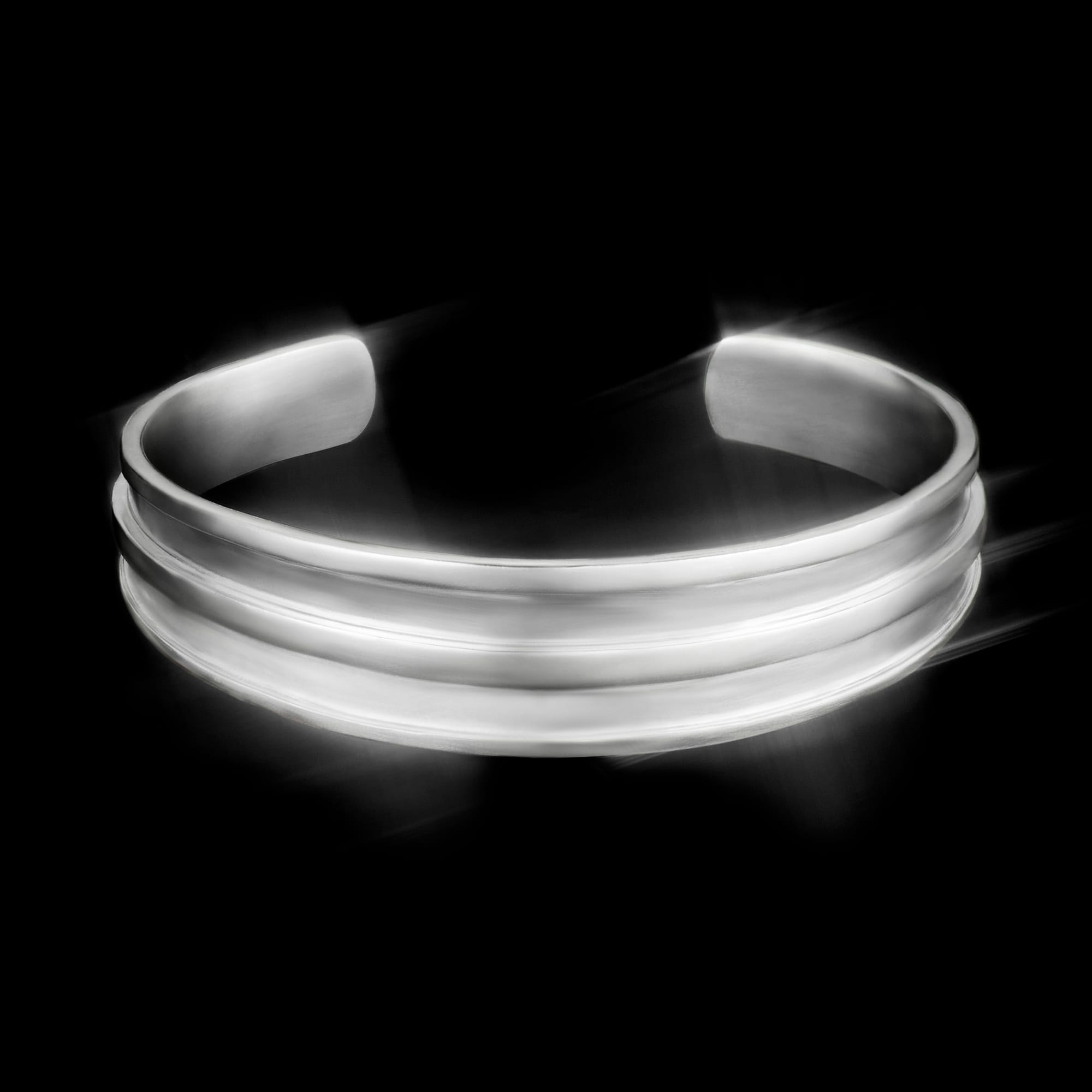 Menē Narrow Groove Cuff in pure silver.