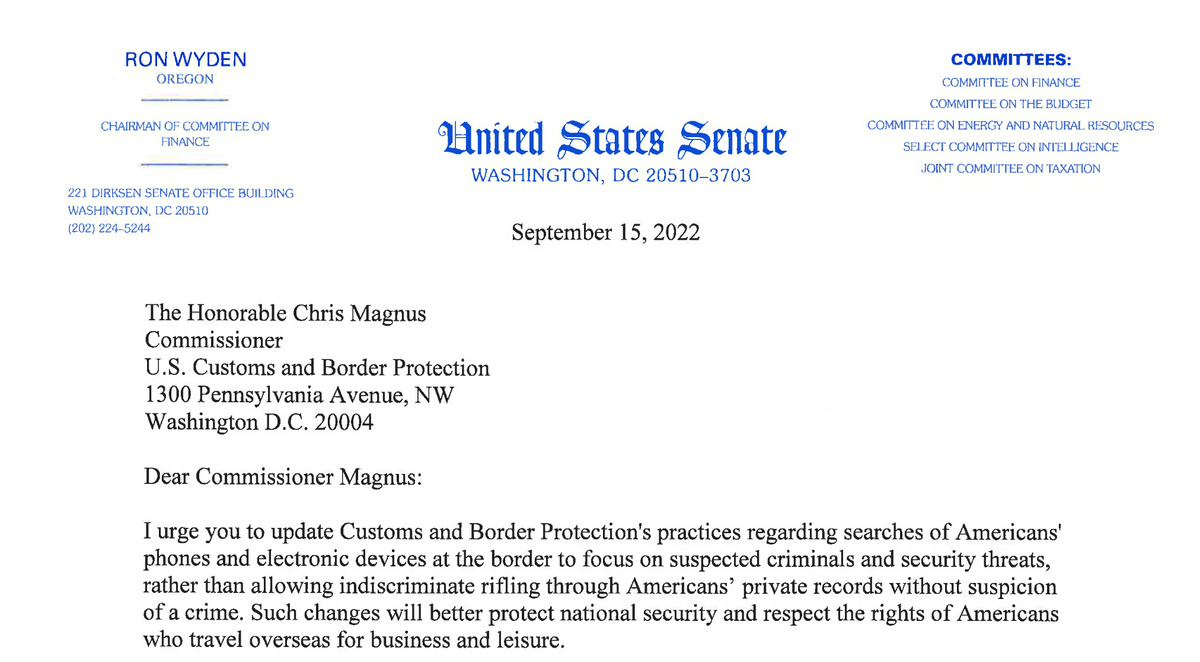 US Senator Wyden: Border Agents Are Searching Phones Without Warrants and Storing Data for 15 Years