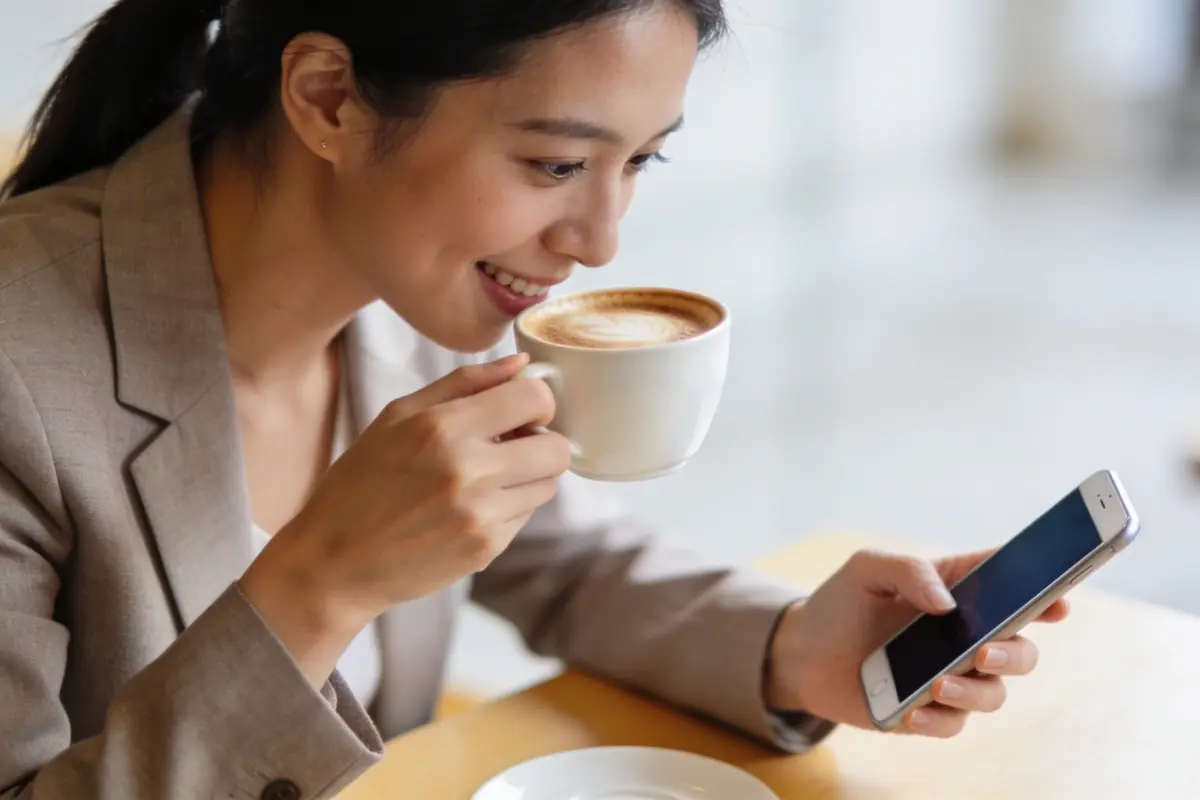 Business woman interacting with mobile