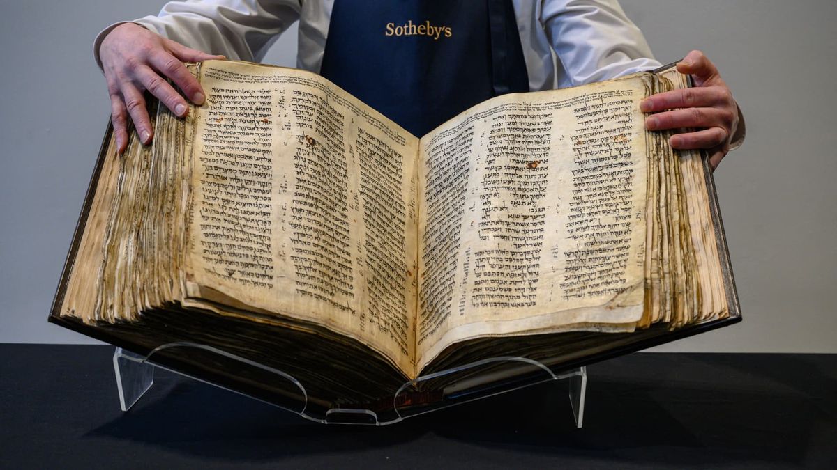 700 YEAR OLD HEBREW BIBLE FROM CHRISTIAN SPAIN COULD FETCH $2.5 MILLION AT AUCTION