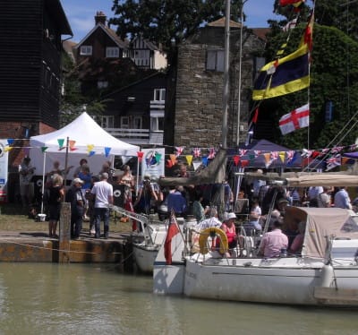 Both boats and Quatside are filled with visitors